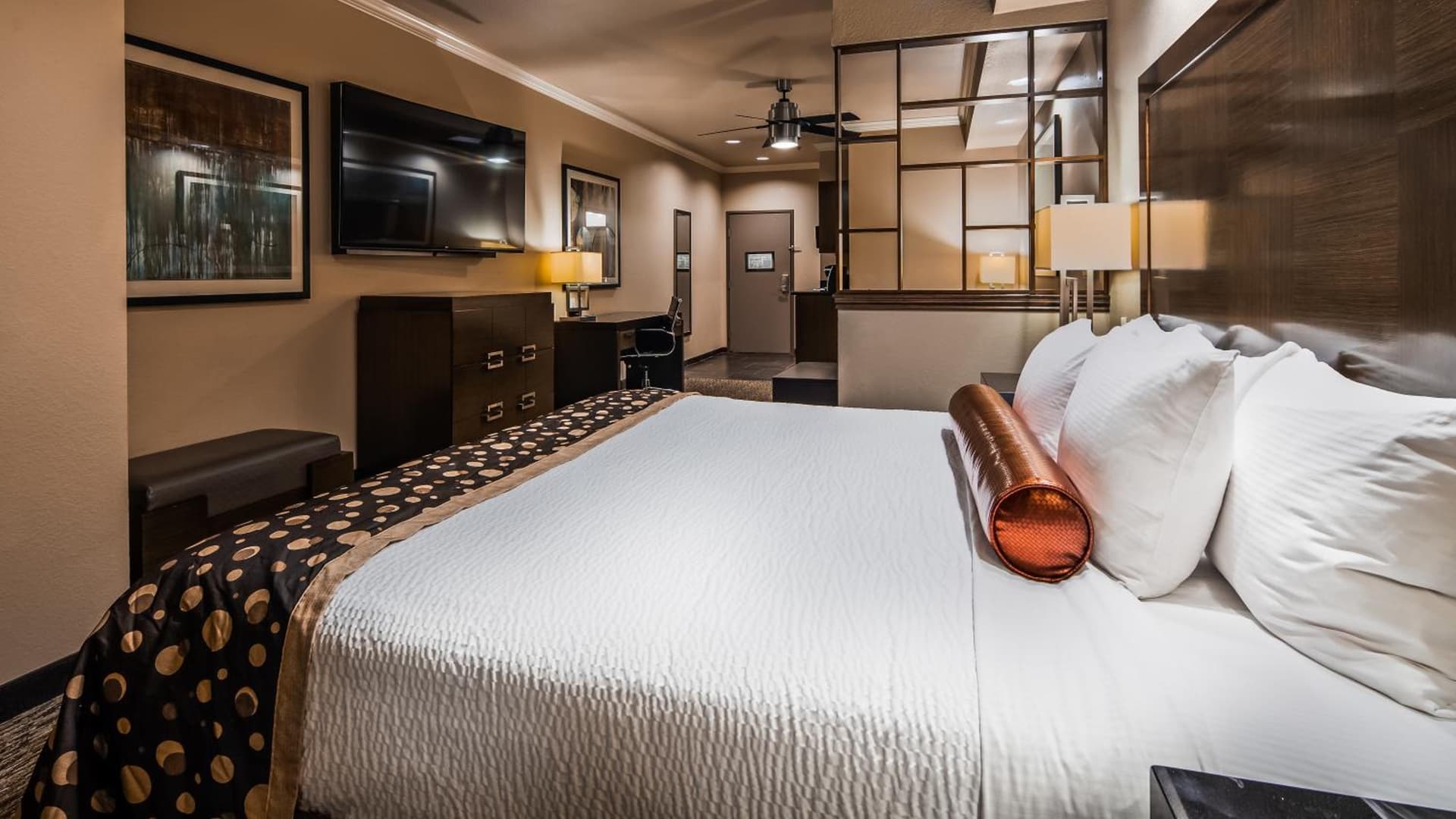 Best Western Premier Crown Chase Inn & Suites gallery photo in Denton, TX — image 8