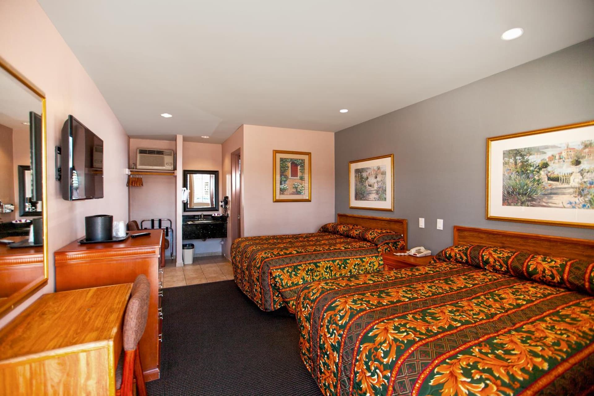 Dunes Inn - Sunset interior in Los Angeles, CA — gallery photo 2