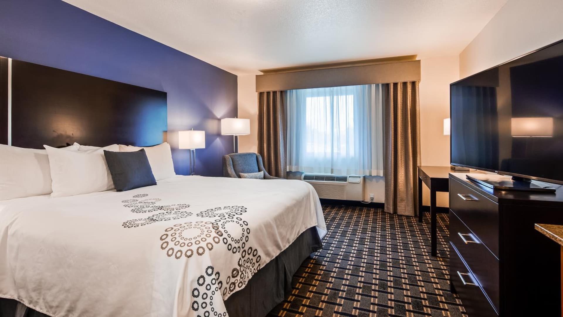 Best Western Plus Edmonds Harbor Inn interior in Edmonds, WA — gallery photo 2