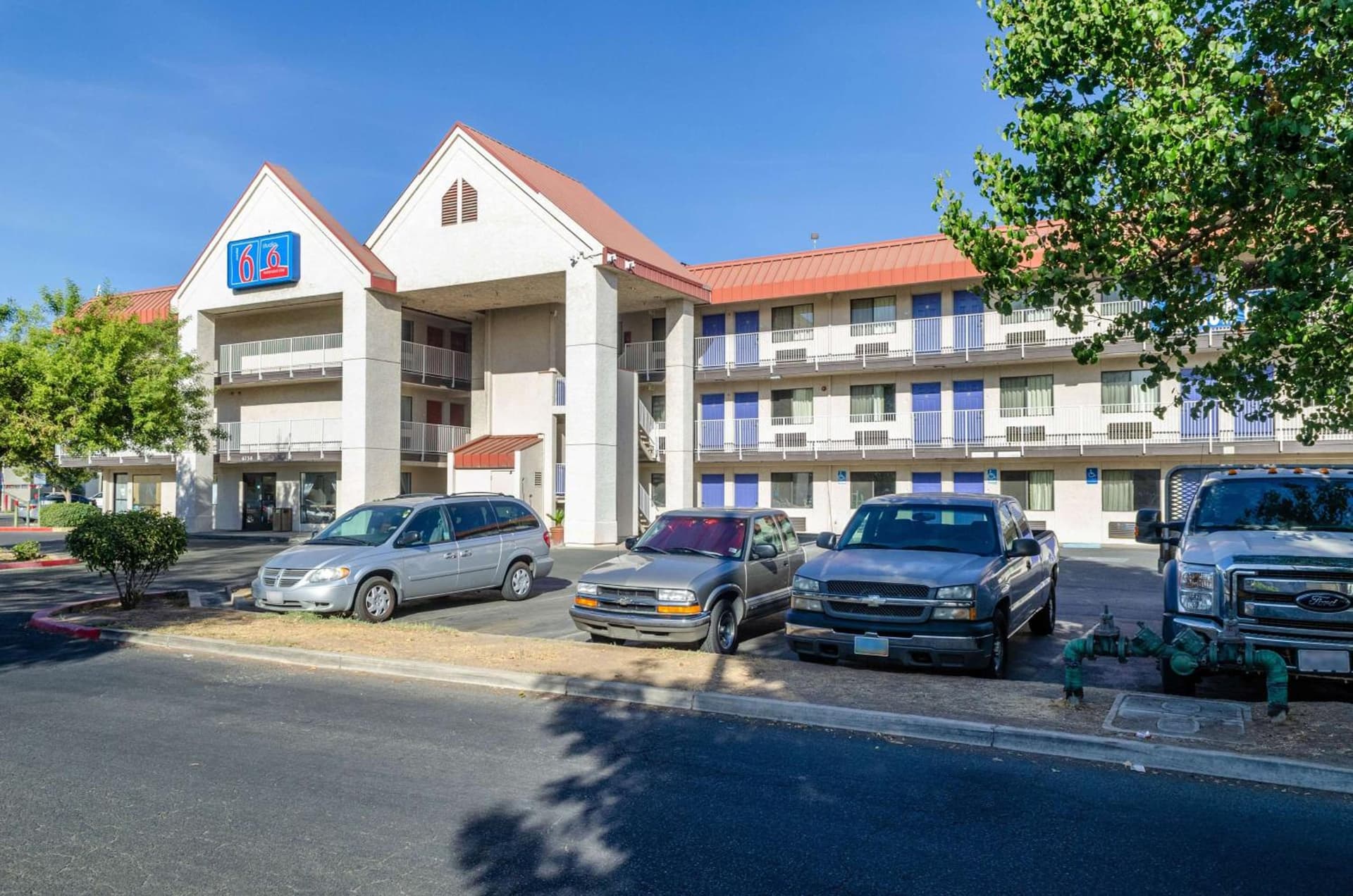 Motel 6-Fresno, CA - Yosemite Hwy featured exterior or lobby in Pinedale, CA — similar hotel