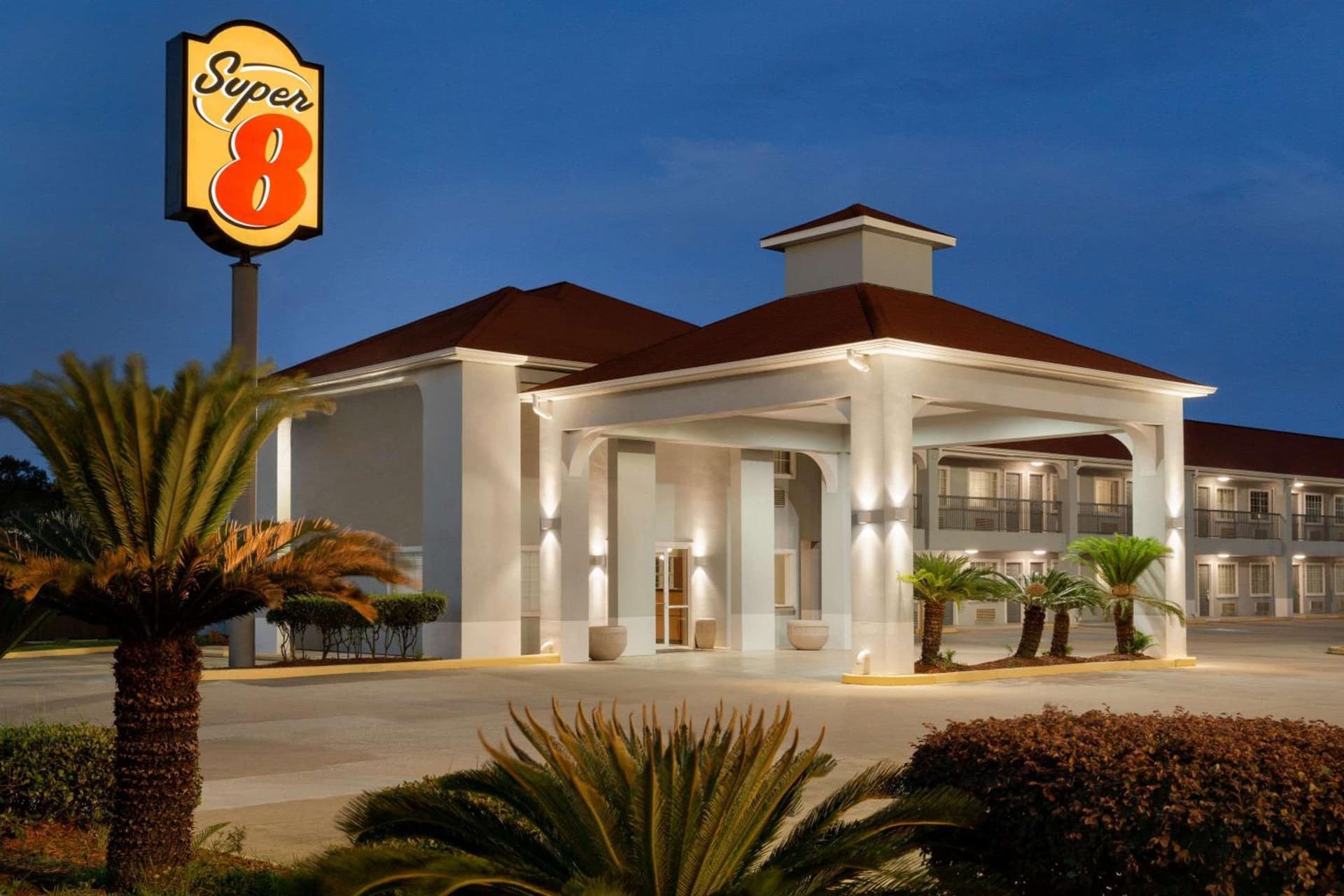 Super 8 by Wyndham Lake Charles Northeast interior in Lake Charles, LA — gallery photo 2