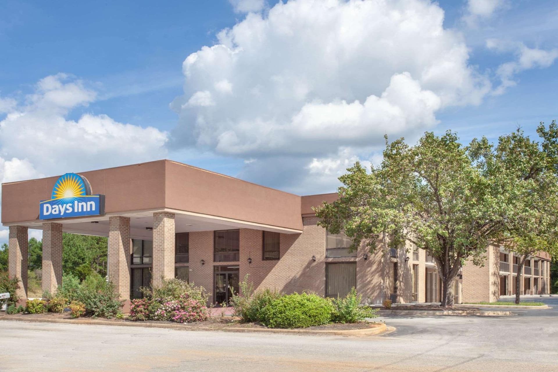 Days Inn by Wyndham Clinton - Laurens I-26 featured exterior or lobby in Clinton, SC — similar hotel