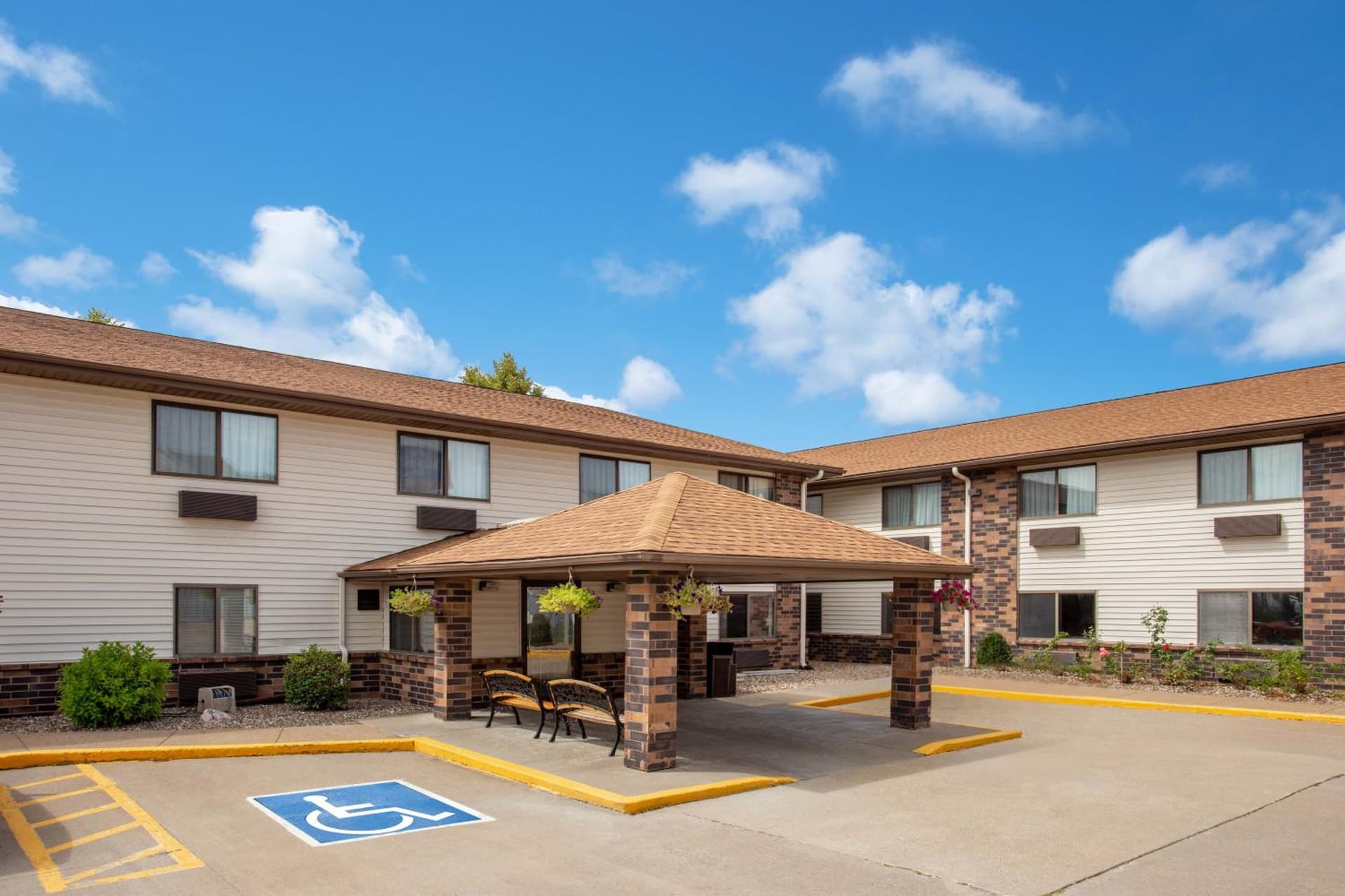 Days Inn & Suites by Wyndham Davenport East gallery photo in Davenport, IA — image 27