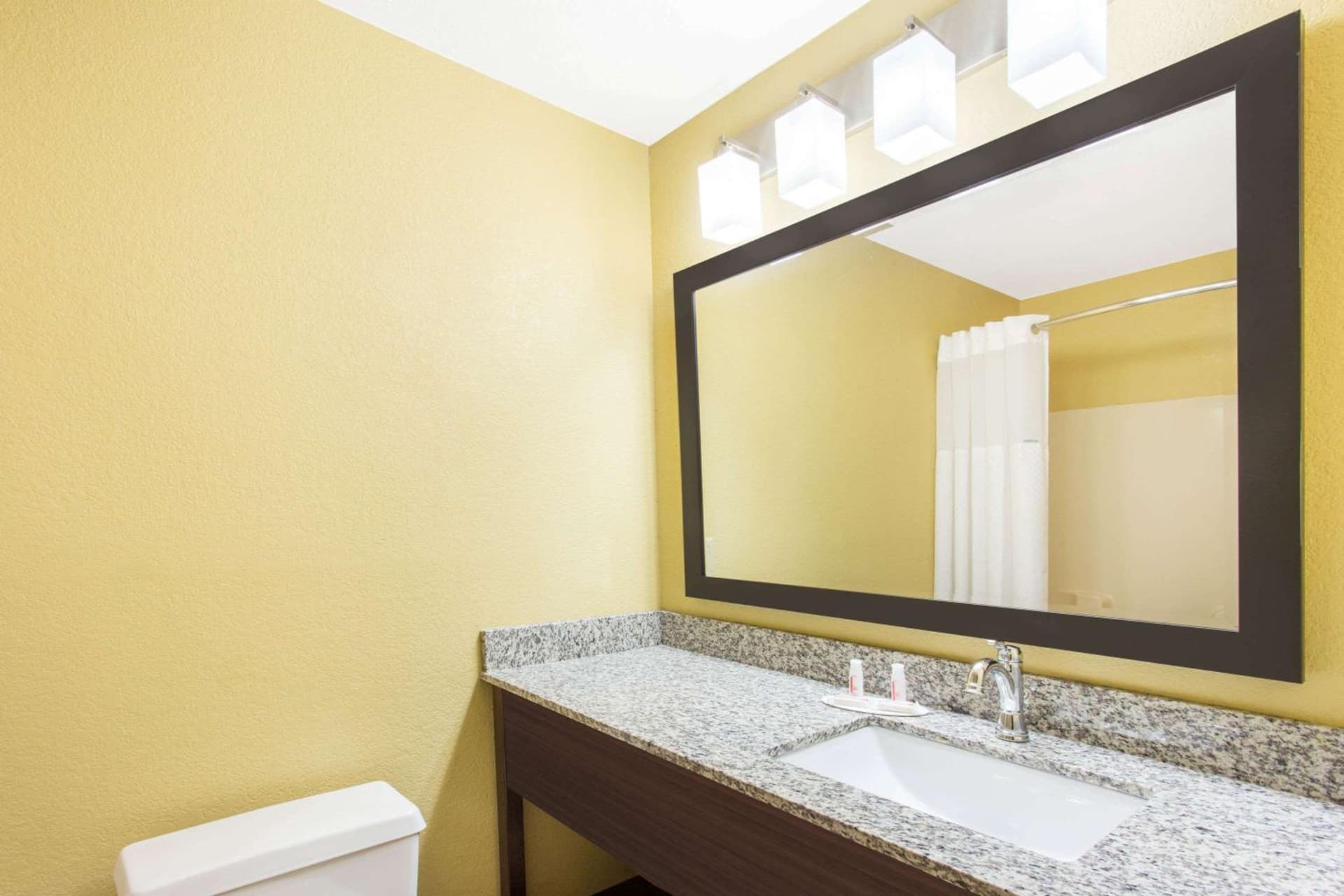 Days Inn & Suites by Wyndham Davenport East gallery photo in Davenport, IA — image 20
