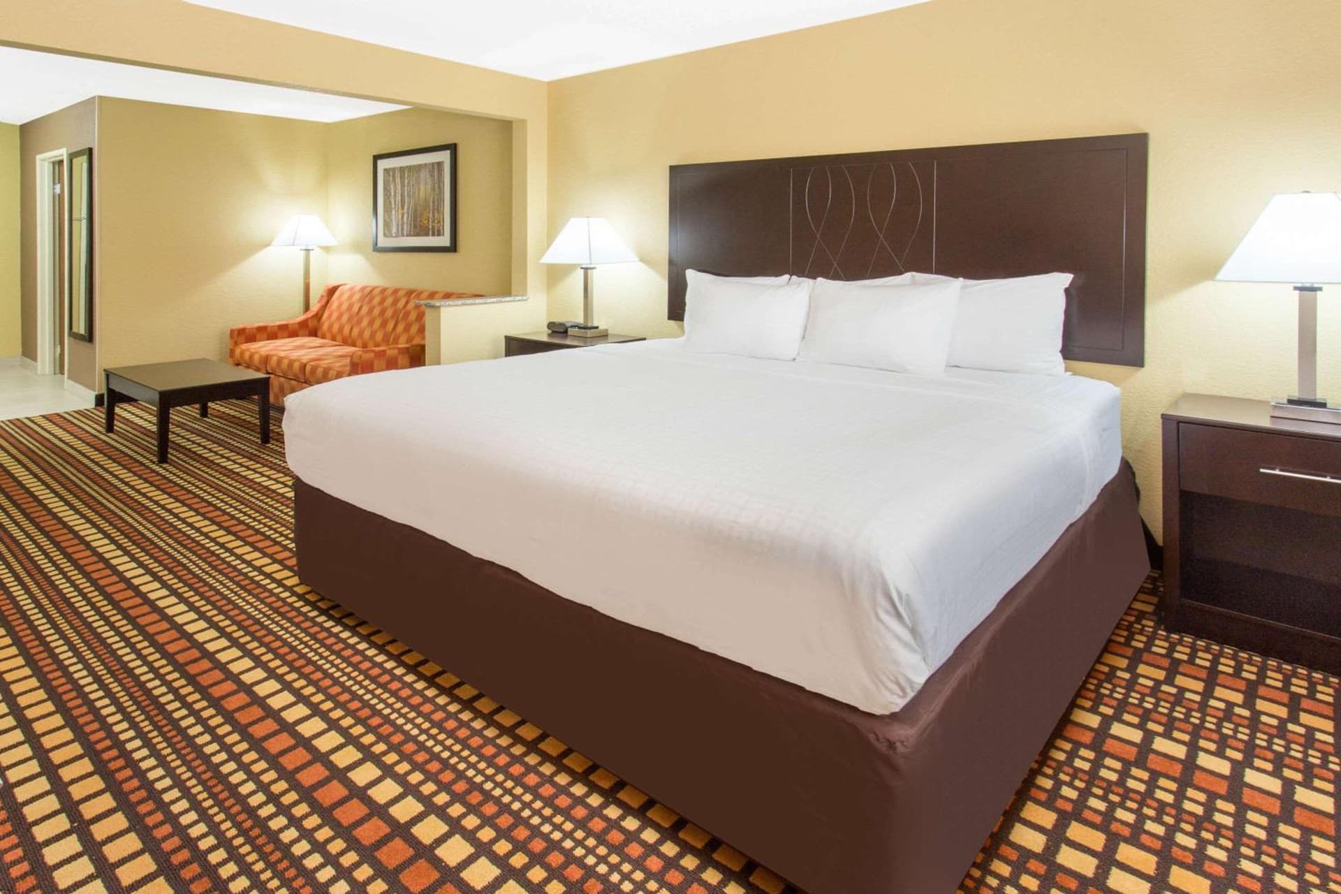 Days Inn & Suites by Wyndham Davenport East gallery photo in Davenport, IA — image 23