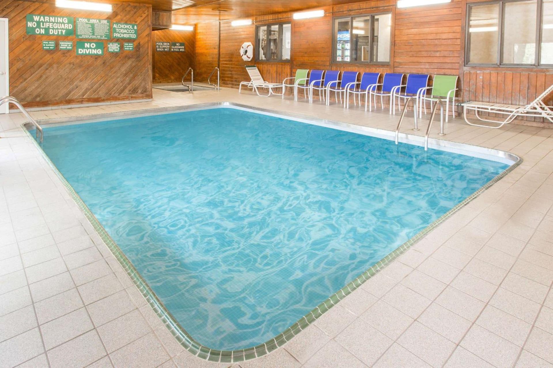 Days Inn & Suites by Wyndham Davenport East gallery photo in Davenport, IA — image 5