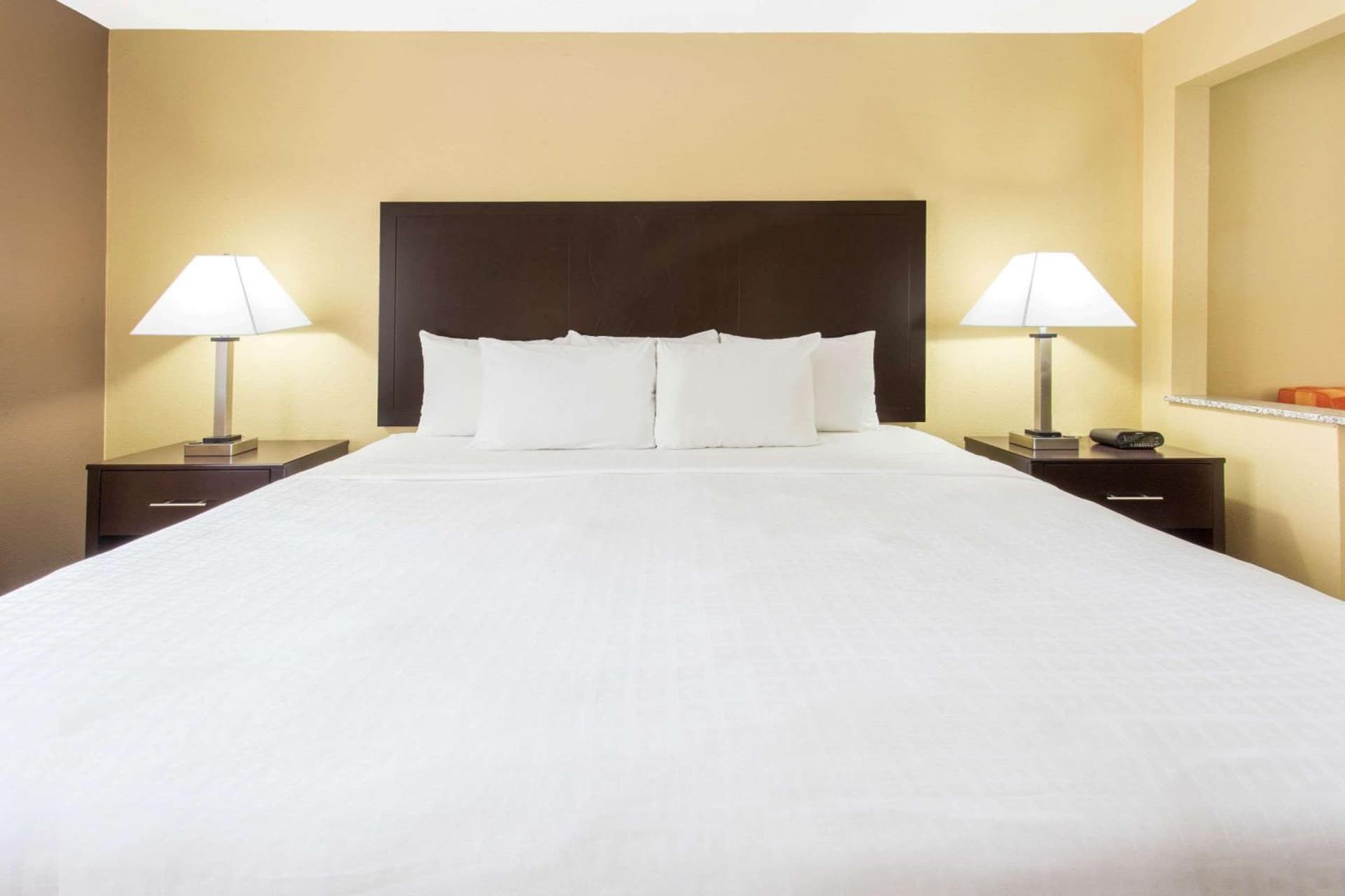 Days Inn & Suites by Wyndham Davenport East gallery photo in Davenport, IA — image 12