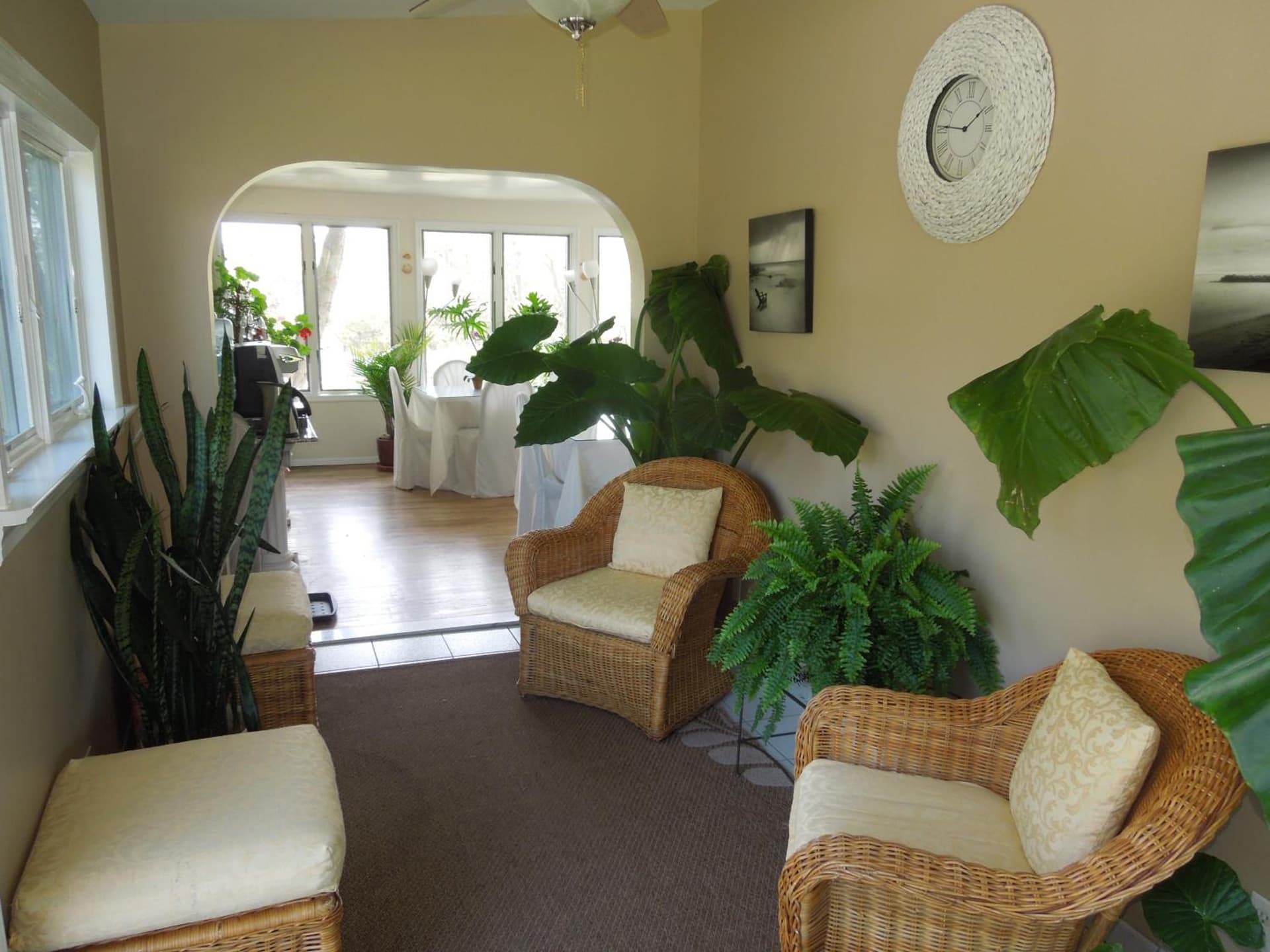 Hamlet Inn - Walk to PALM TREE FESTIVAL gallery photo in Southampton, NY — image 38