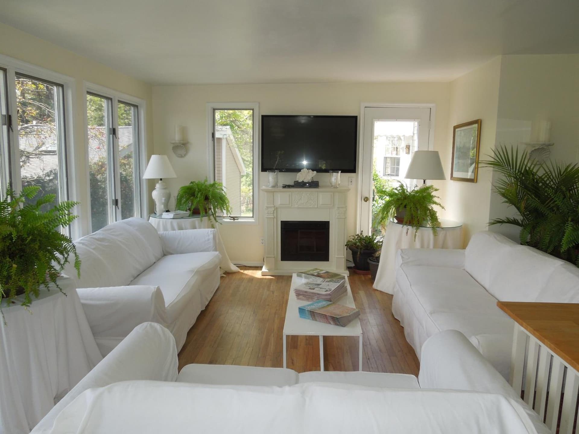 Hamlet Inn - Walk to PALM TREE FESTIVAL gallery photo in Southampton, NY — image 28