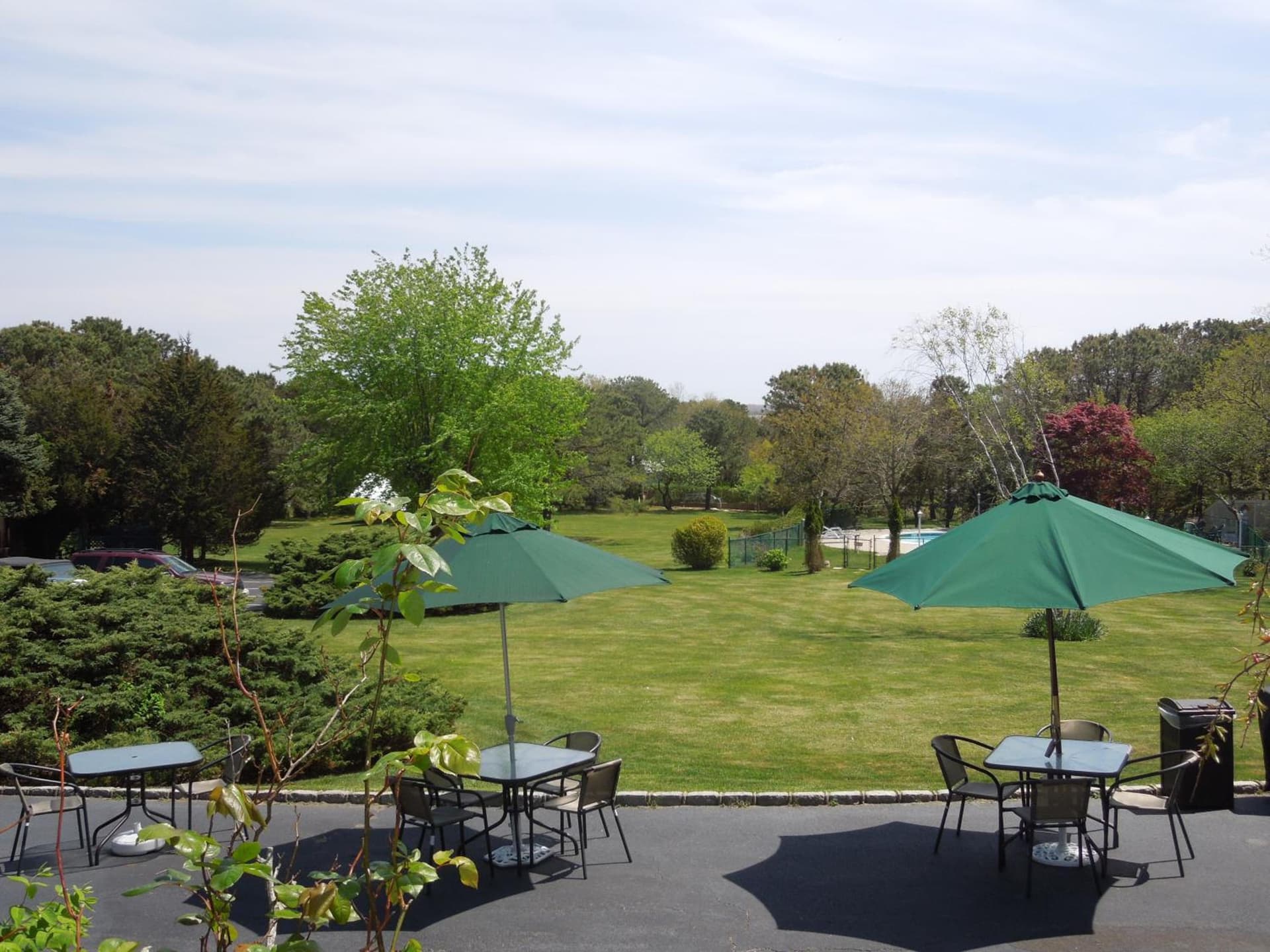 Hamlet Inn - Walk to PALM TREE FESTIVAL interior in Southampton, NY — gallery photo 2