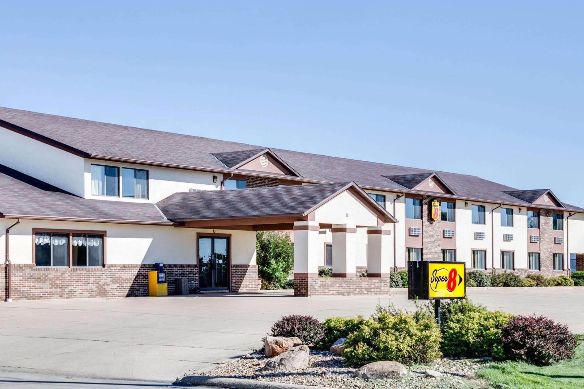Super 8 by Wyndham Oelwein property views in Oelwein, IA — gallery photo 3