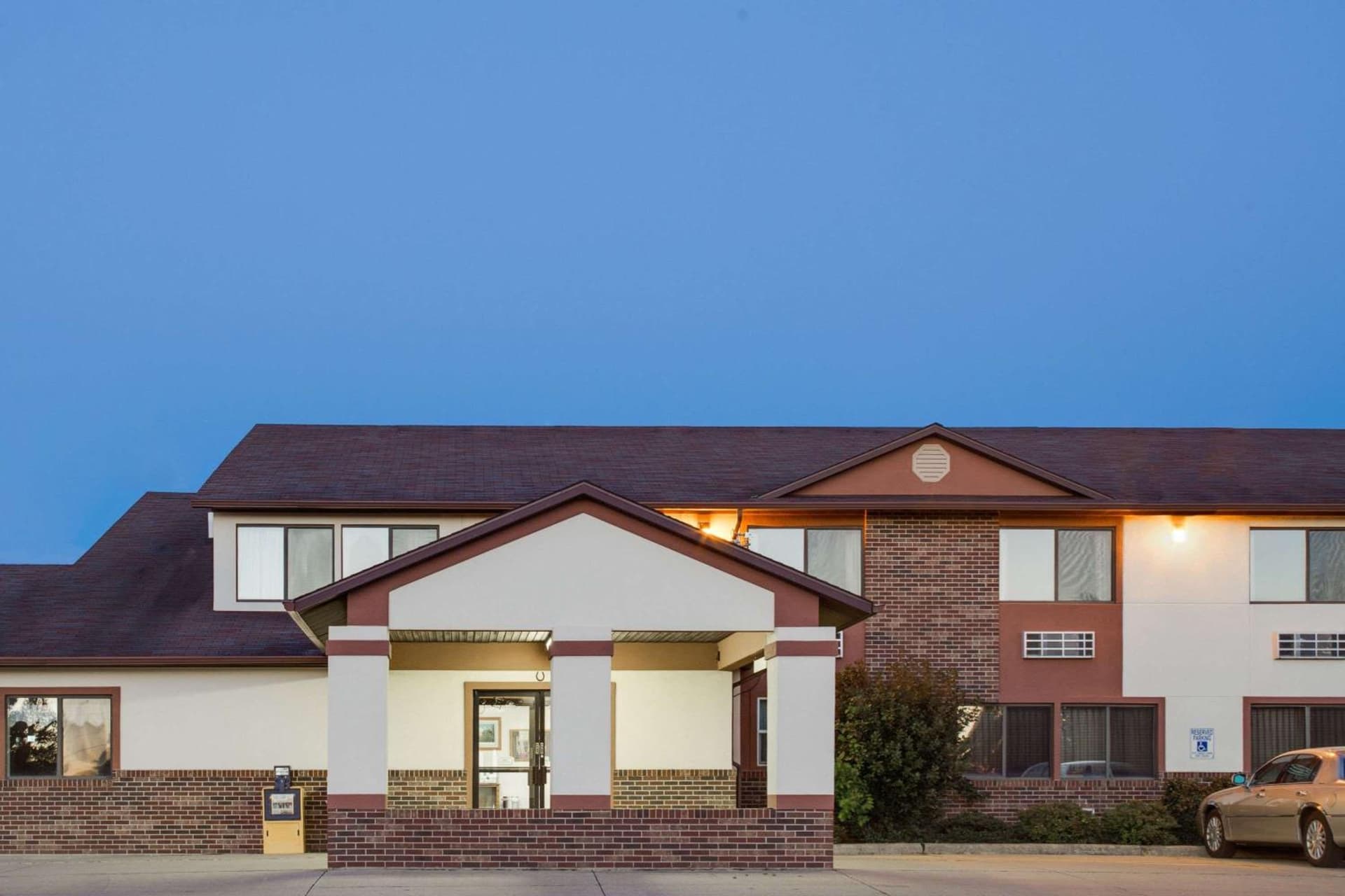Super 8 by Wyndham Oelwein featured exterior or lobby in Oelwein, IA — similar hotel