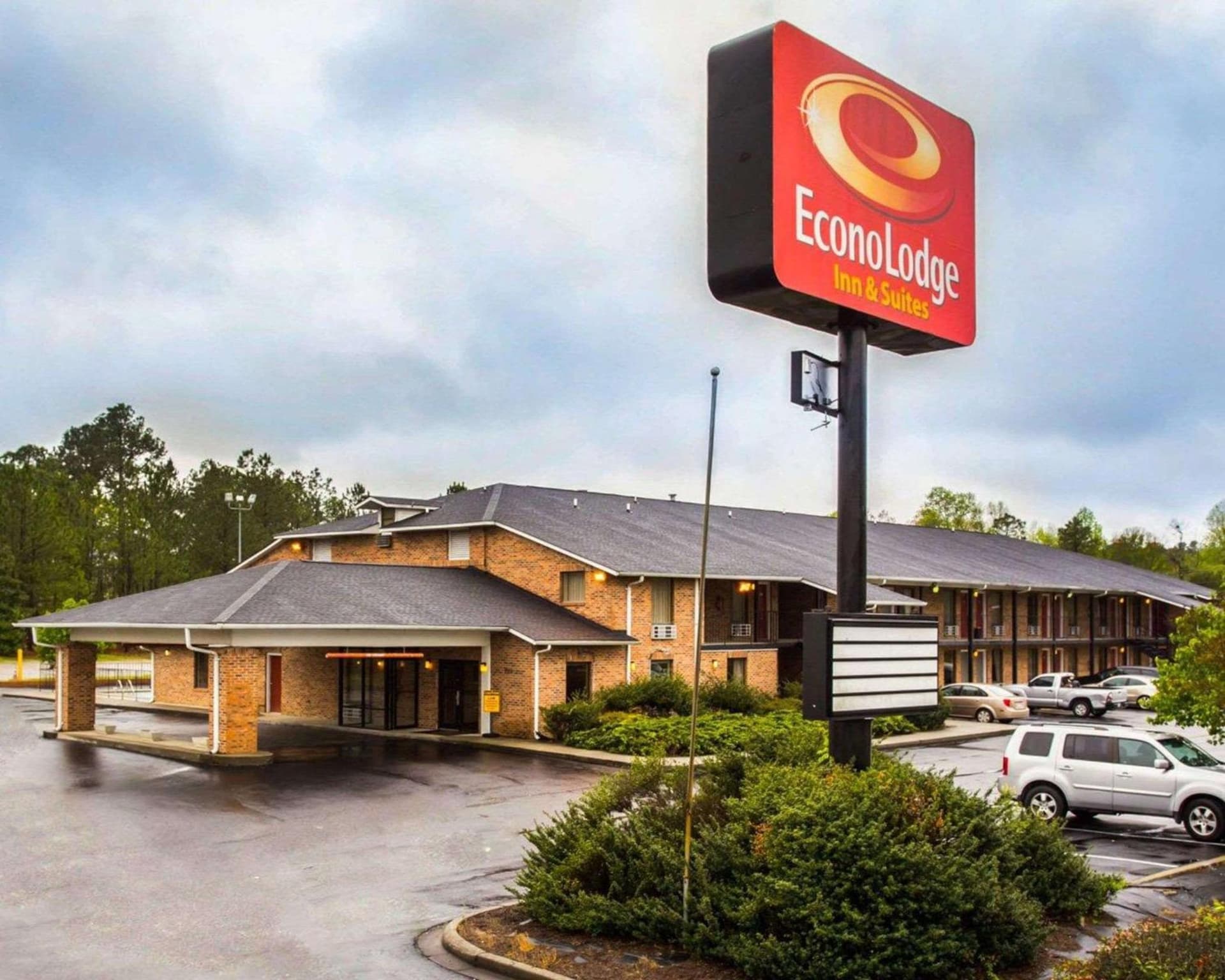 Econo Lodge Inn & Suites Lugoff interior in Lugoff, SC — gallery photo 2