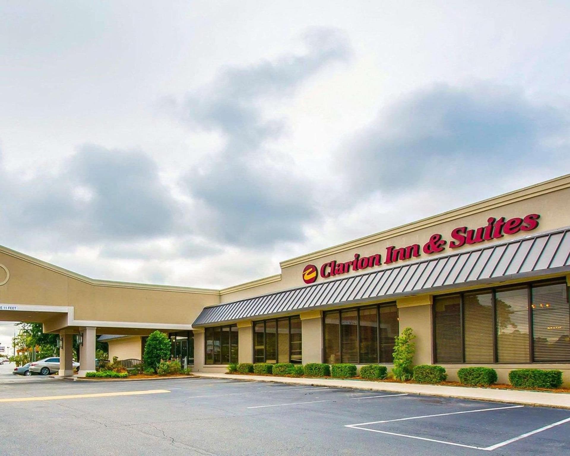 Clarion Inn & Suites Dothan South featured exterior or lobby in Dothan, AL — similar hotel