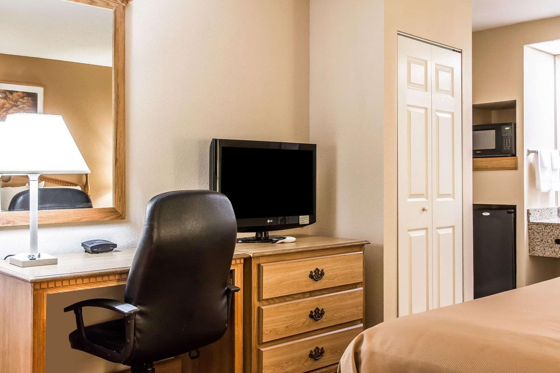 Econo Lodge Inn & Suites Huntsville University Area gallery photo in Huntsville, AL — image 35