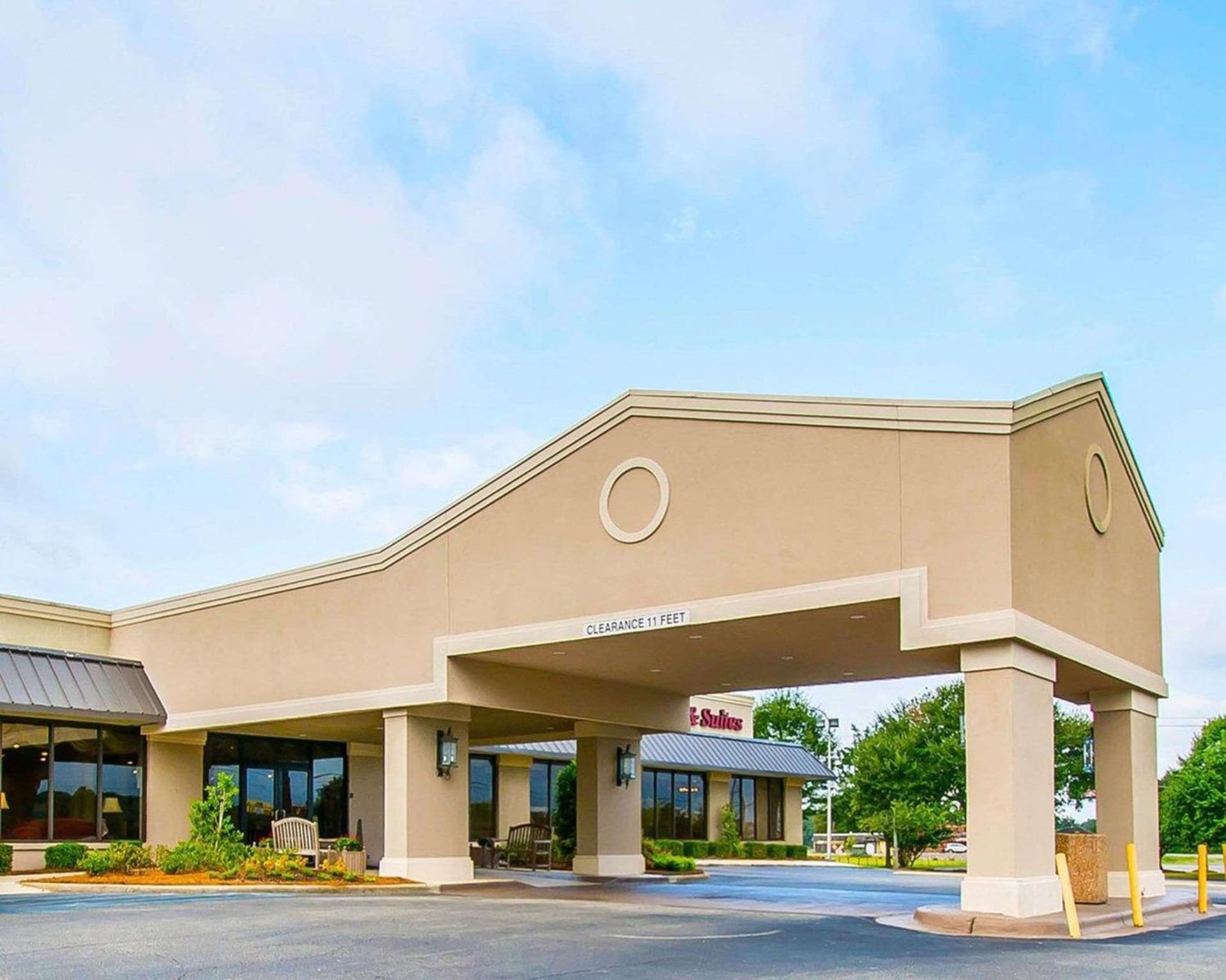 Clarion Inn & Suites Dothan South interior in Dothan, AL — gallery photo 2