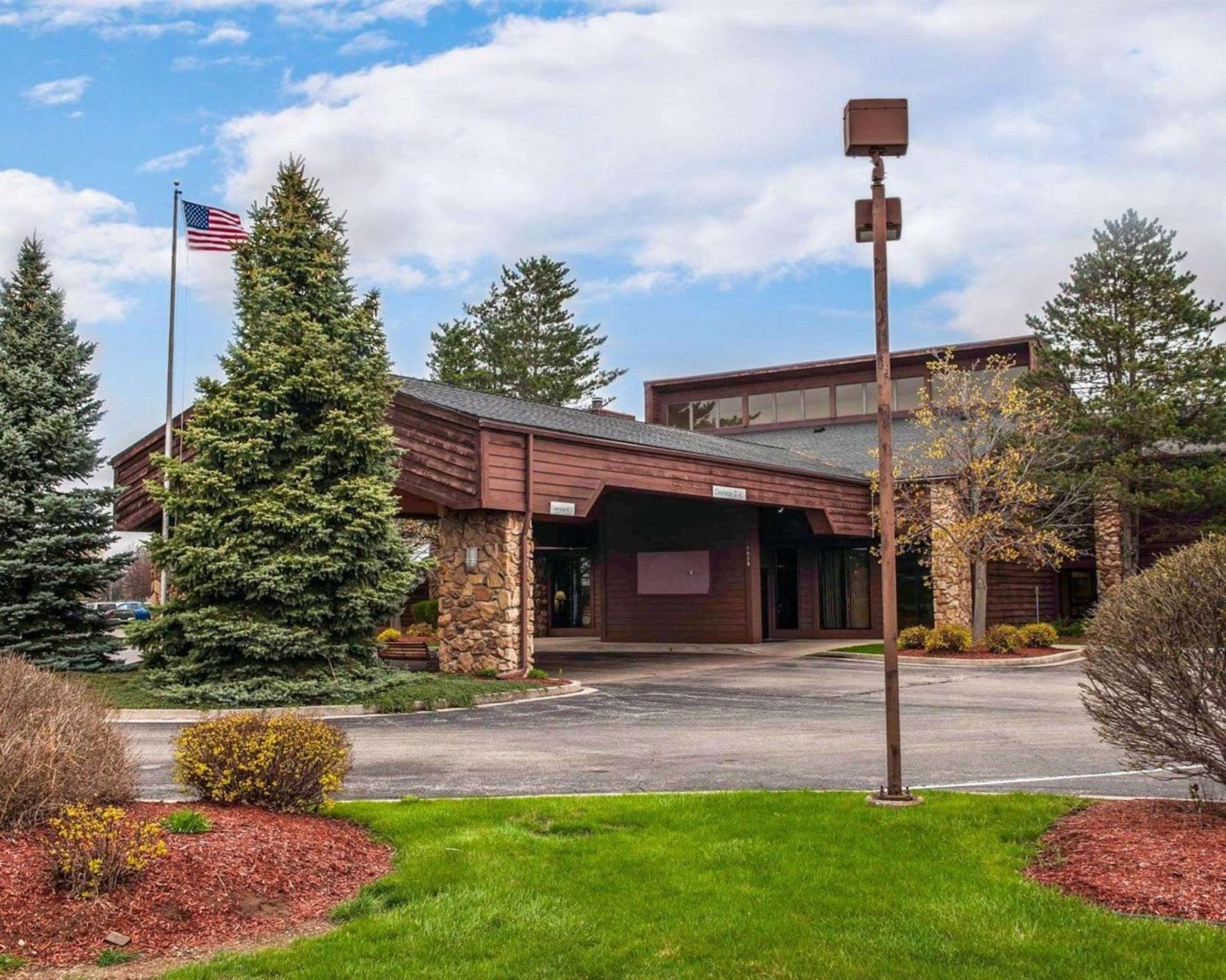 Quality Inn & Suites Goshen interior in Goshen, IN — gallery photo 2