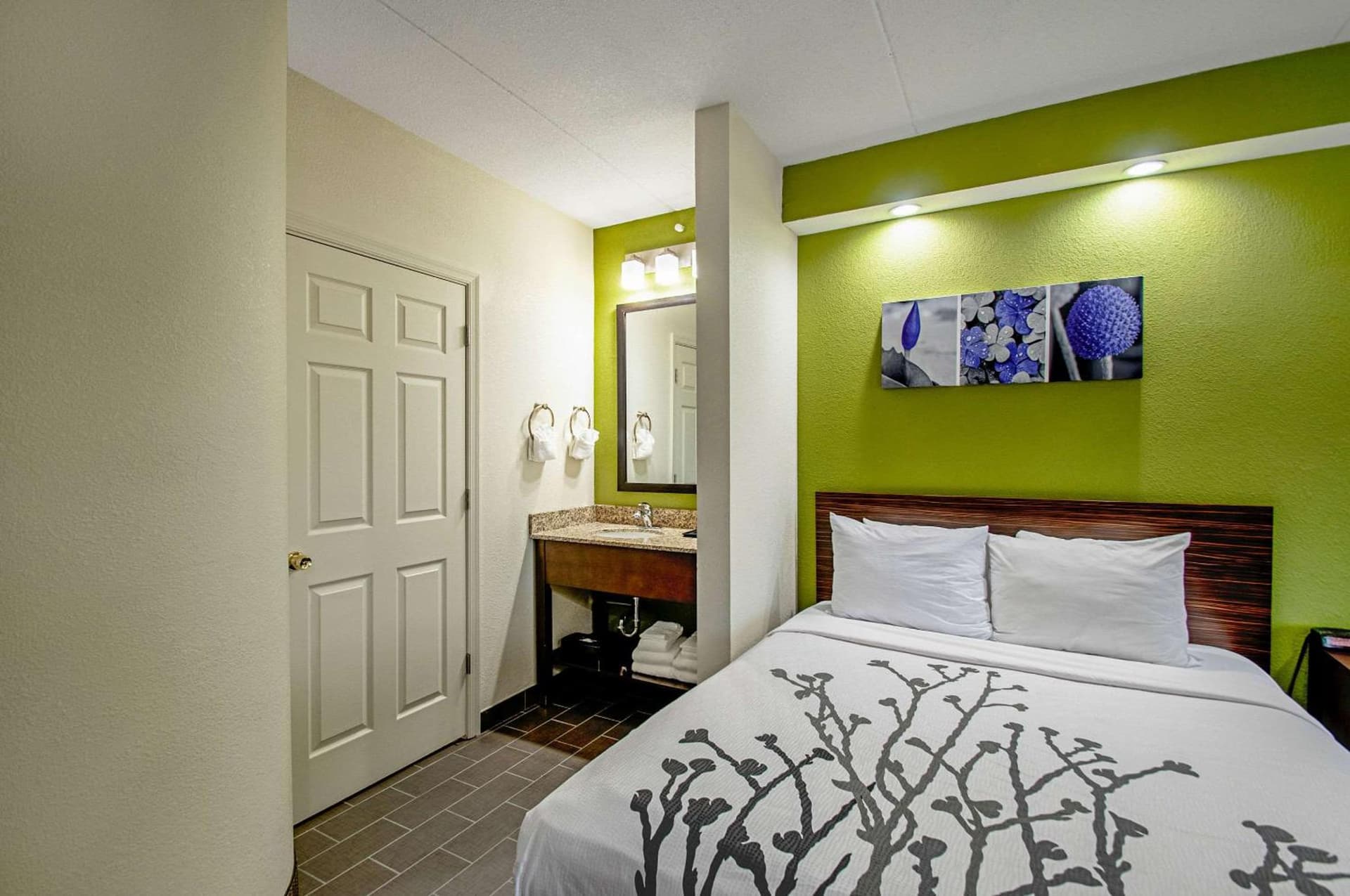 Garner Hotel Frederick Southeast by IHG interior in Frederick, MD — gallery photo 2
