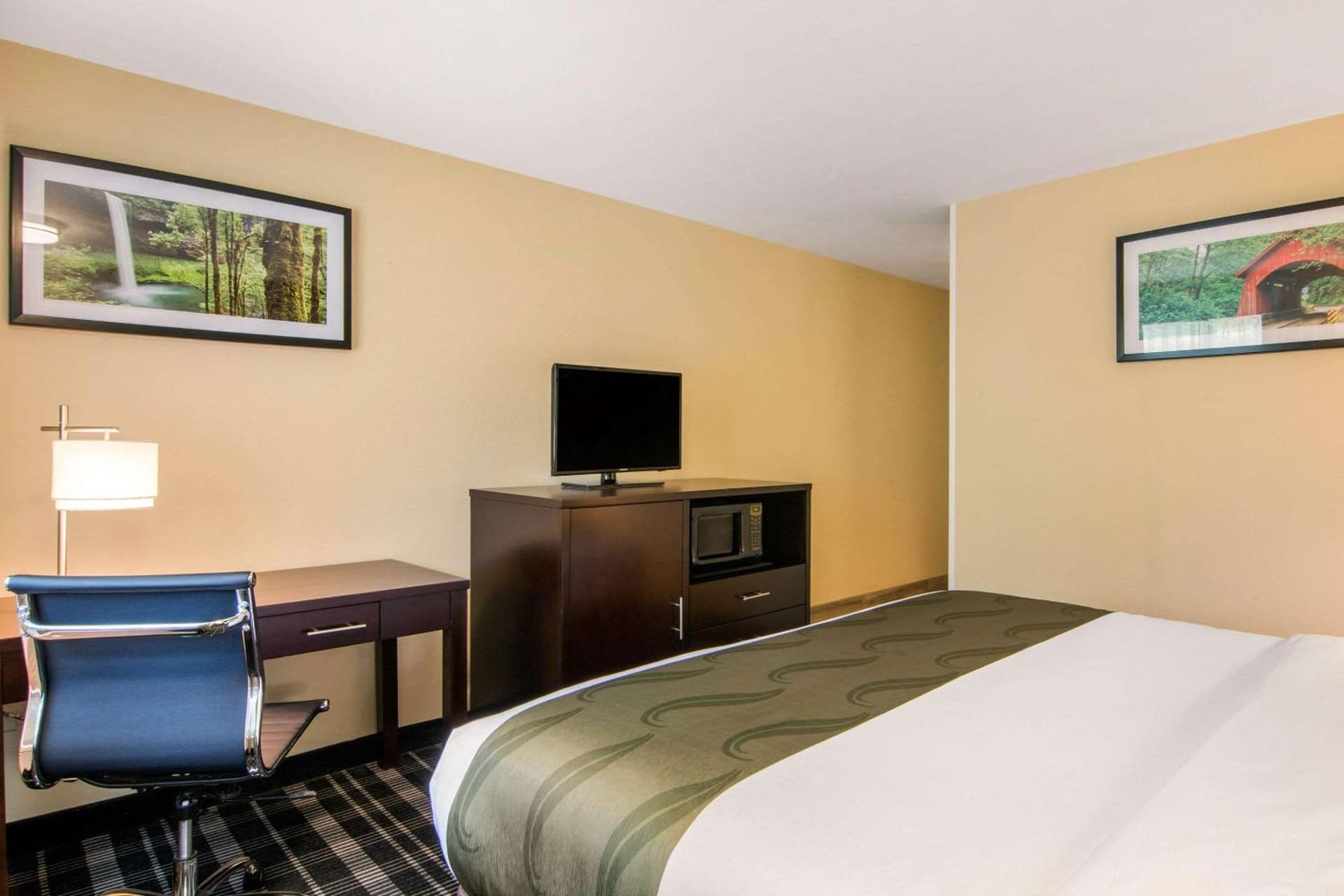 Quality Inn & Suites Albany Corvallis interior in Albany, OR — gallery photo 2