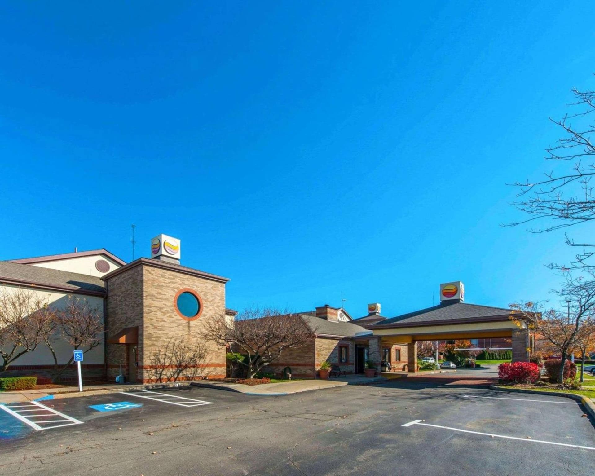 Comfort Inn & Suites Erie - Splash Lagoon Indoor Waterpark interior in Erie, PA — gallery photo 2
