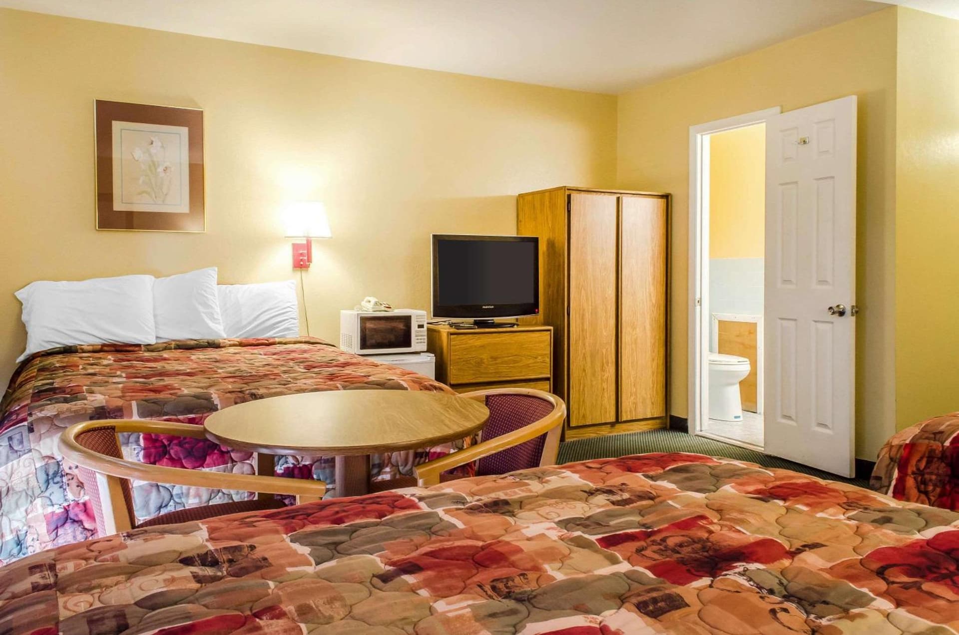 Relax Inn interior in Lewisburg, PA — gallery photo 2