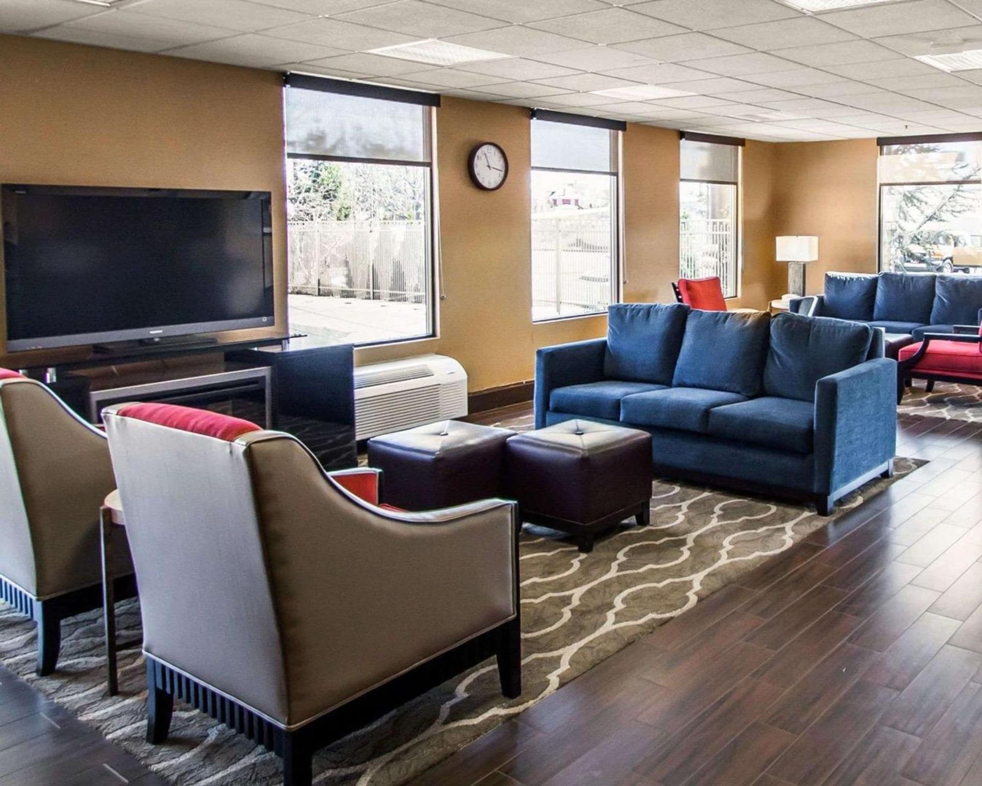 Quality Inn & Suites NJ State Capital Area property views in Morrisville, PA — gallery photo 3
