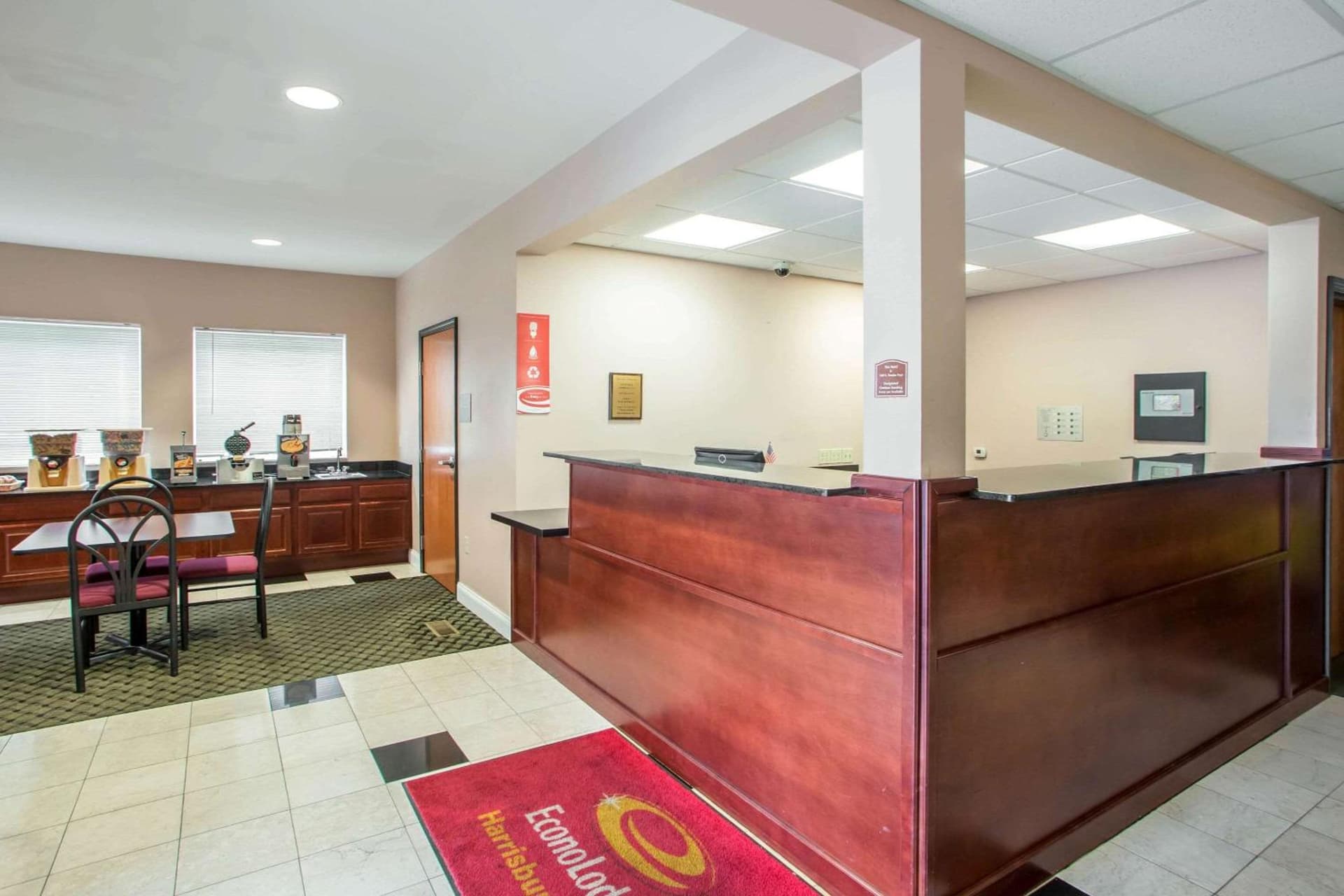 Econo Lodge Harrisburg - Hershey interior in Harrisburg, PA — gallery photo 2