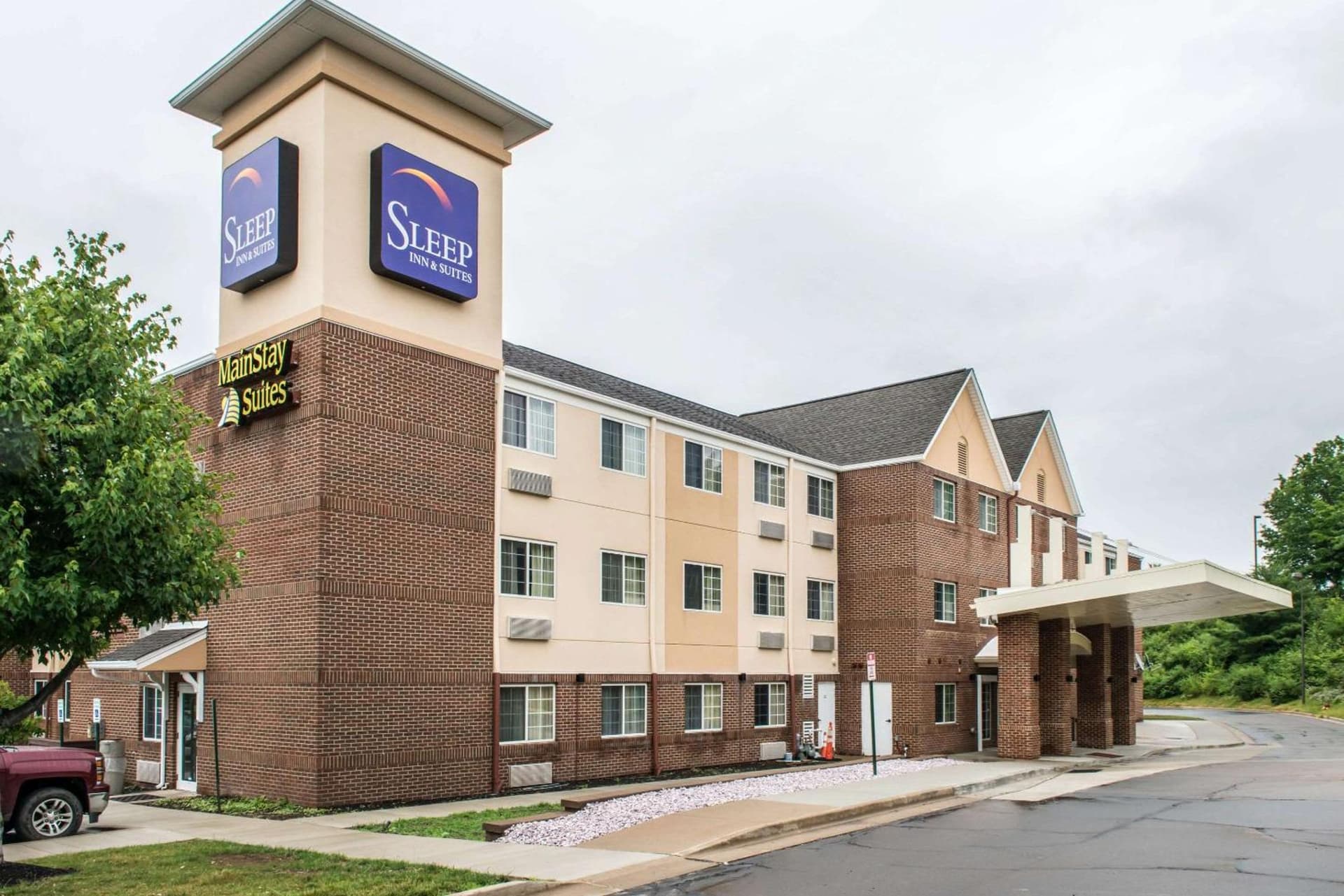 Sleep Inn & Suites Pittsburgh Airport interior in Imperial, PA — gallery photo 2