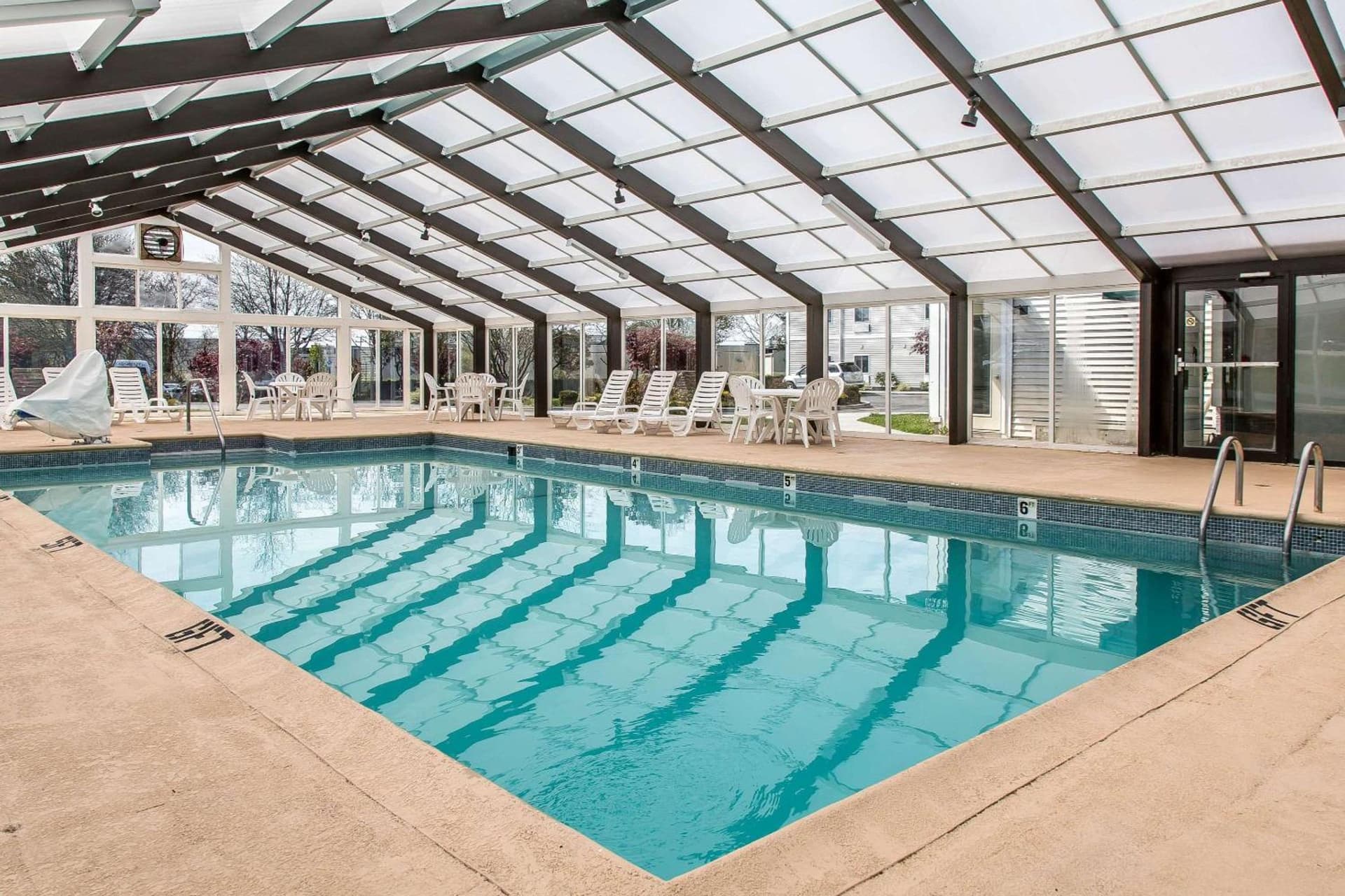 Quality Inn & Suites Middletown - Newport interior in Middletown, RI — gallery photo 2