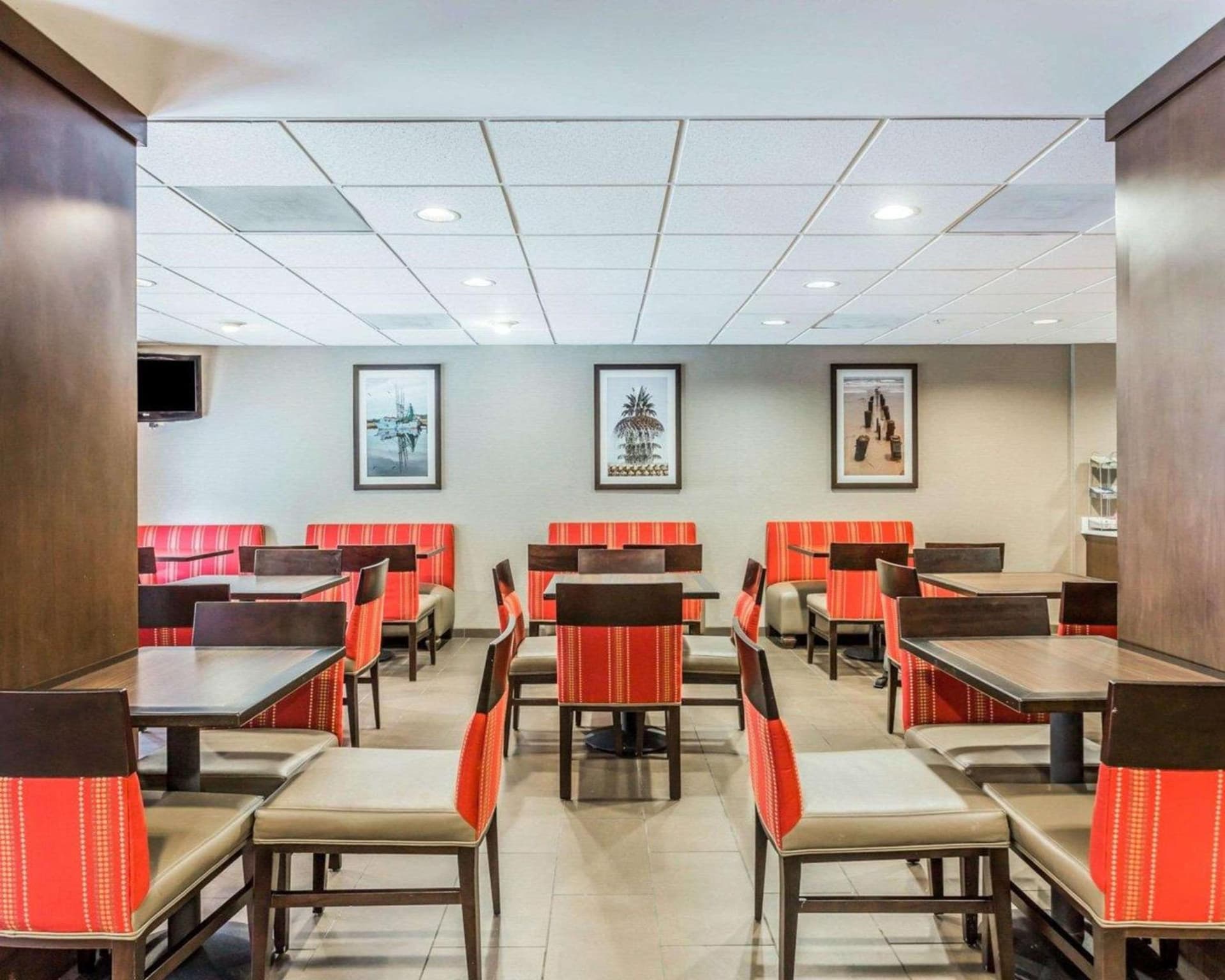 Comfort Suites at Isle of Palms Connector interior in Charleston, SC — gallery photo 2