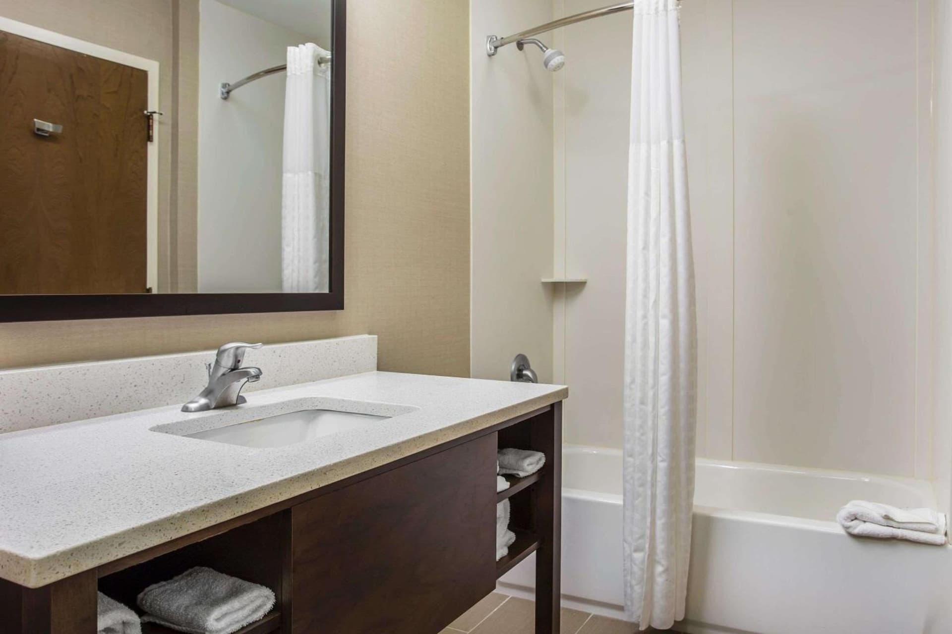 Comfort Suites at Isle of Palms Connector gallery photo in Charleston, SC — image 16