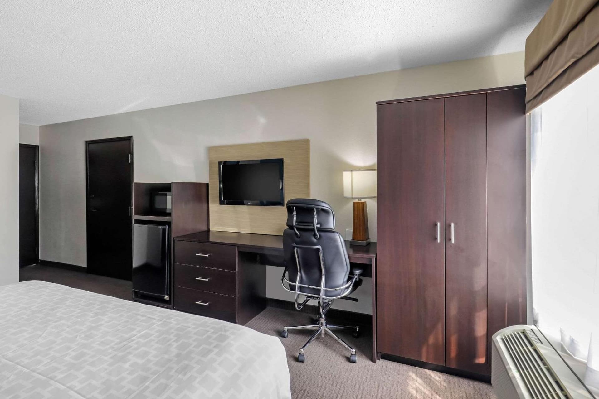 Clarion Inn & Suites DFW North gallery photo in Irving, TX — image 28