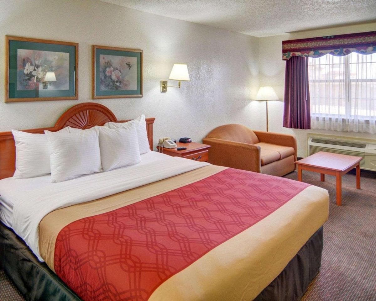 Econo Lodge Decatur interior in Decatur, TX — gallery photo 2