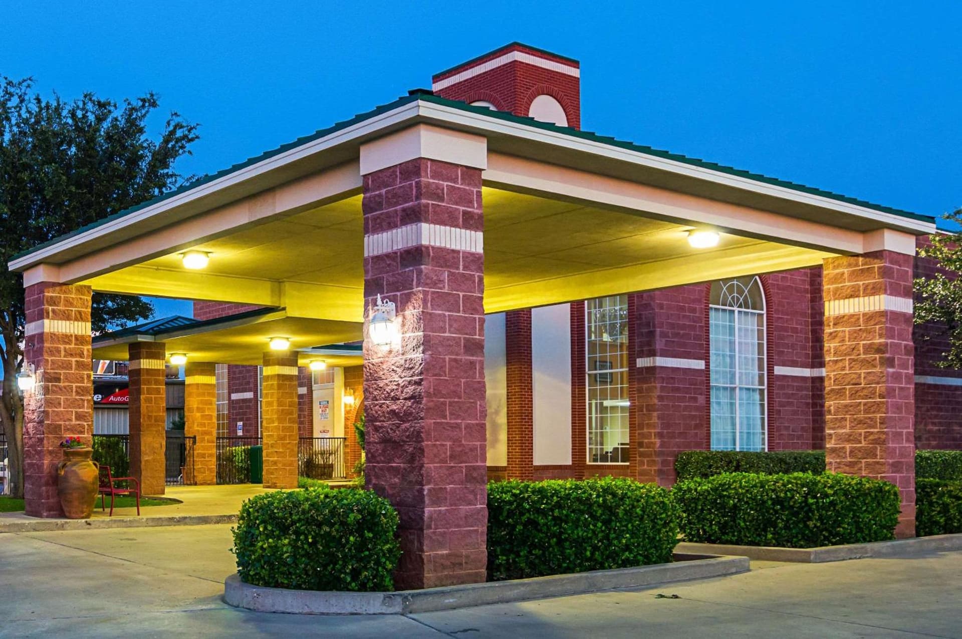 Quality Suites Lubbock Southwest featured exterior or lobby in Lubbock, TX — similar hotel