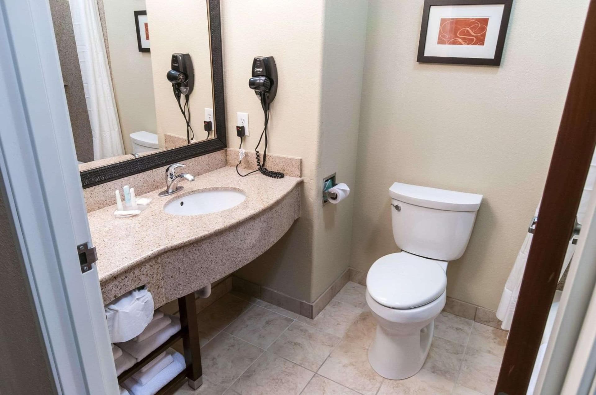 Spark By Hilton Houston Hobby Airport property views in Houston, TX — gallery photo 3