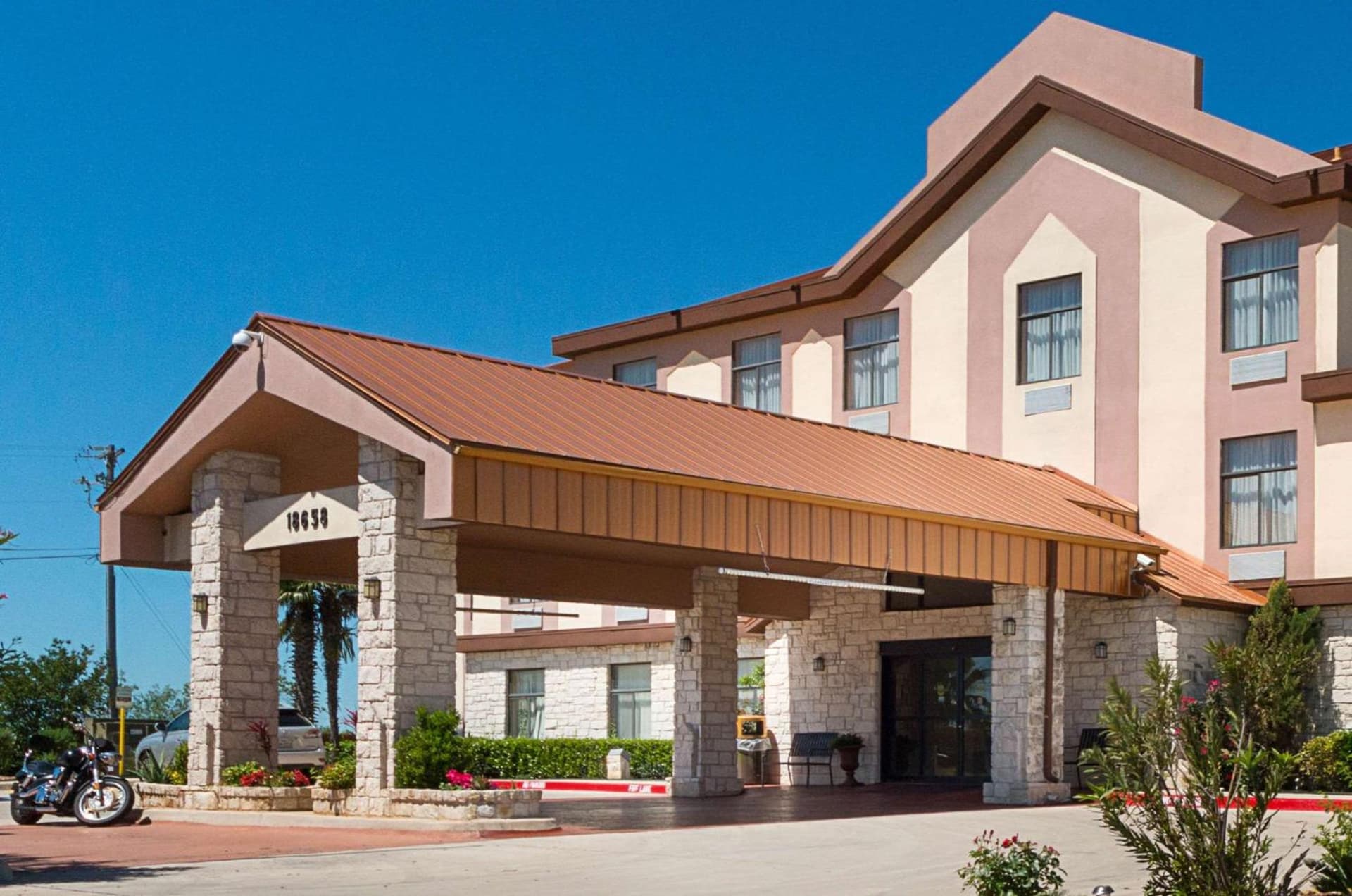 Quality Inn & Suites Buda interior in Buda, TX — gallery photo 2