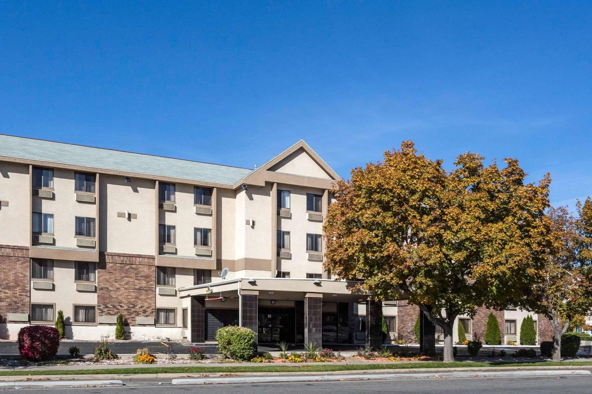 Quality Inn Salt Lake City Downtown featured exterior or lobby in Salt Lake City, UT — similar hotel