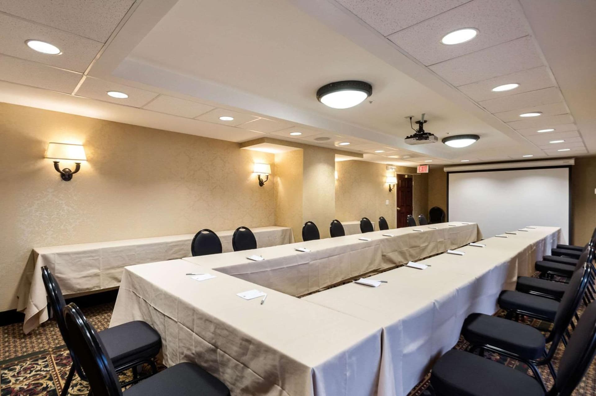 Clarion Collection Hotel Arlington Court Suites gallery photo in Arlington, VA — image 7