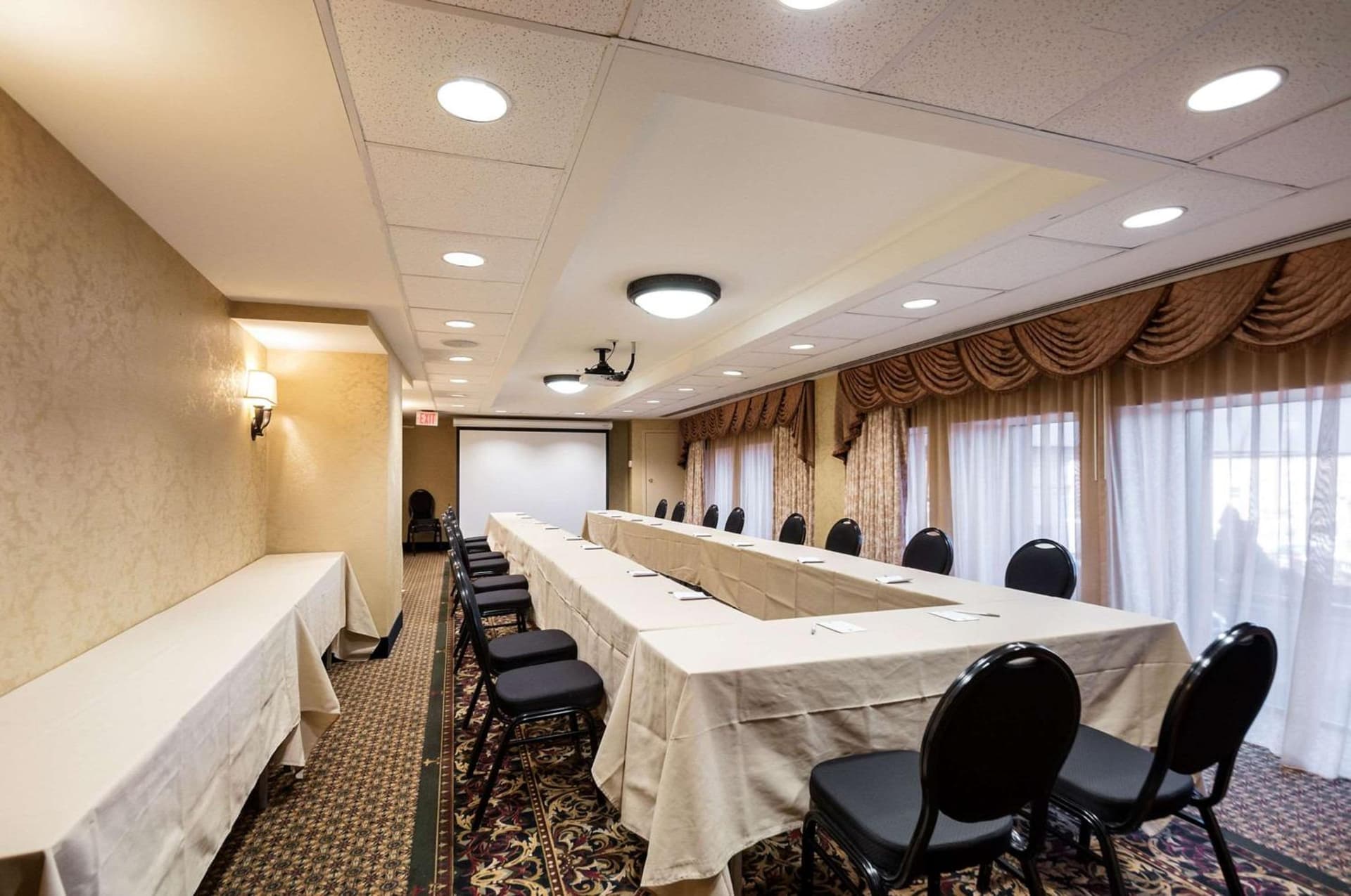 Clarion Collection Hotel Arlington Court Suites gallery photo in Arlington, VA — image 16