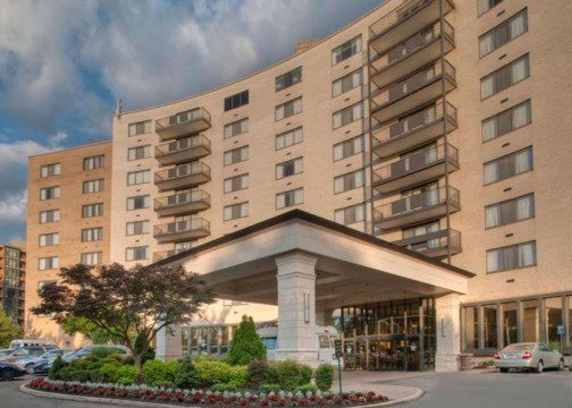 Clarion Collection Hotel Arlington Court Suites — hotel in Arlington, Virginia