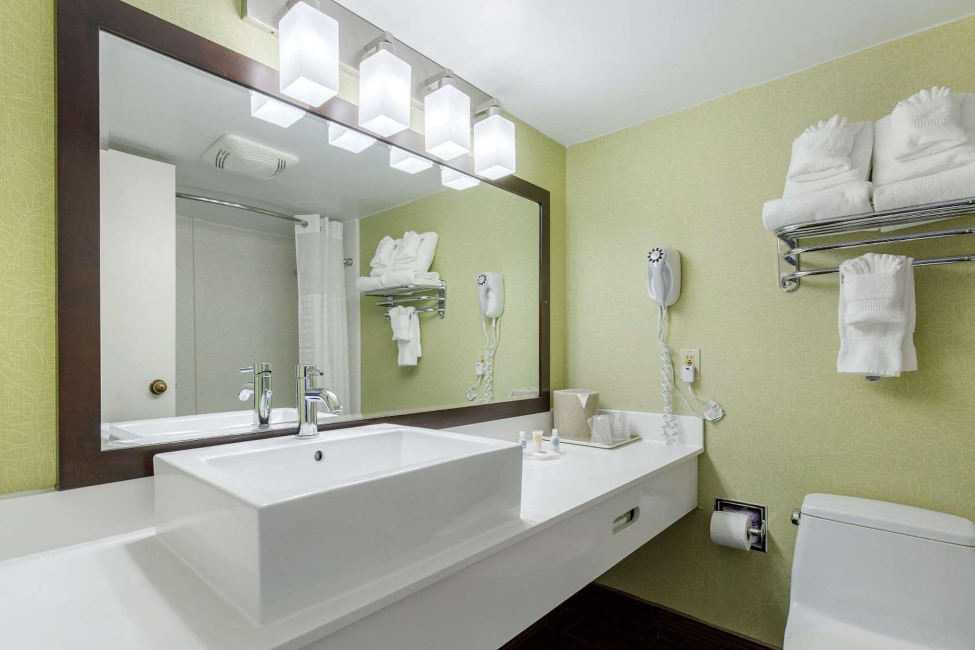 Coastal Hotel & Suites Virginia Beach - Oceanfront gallery photo in Virginia Beach, VA — image 17