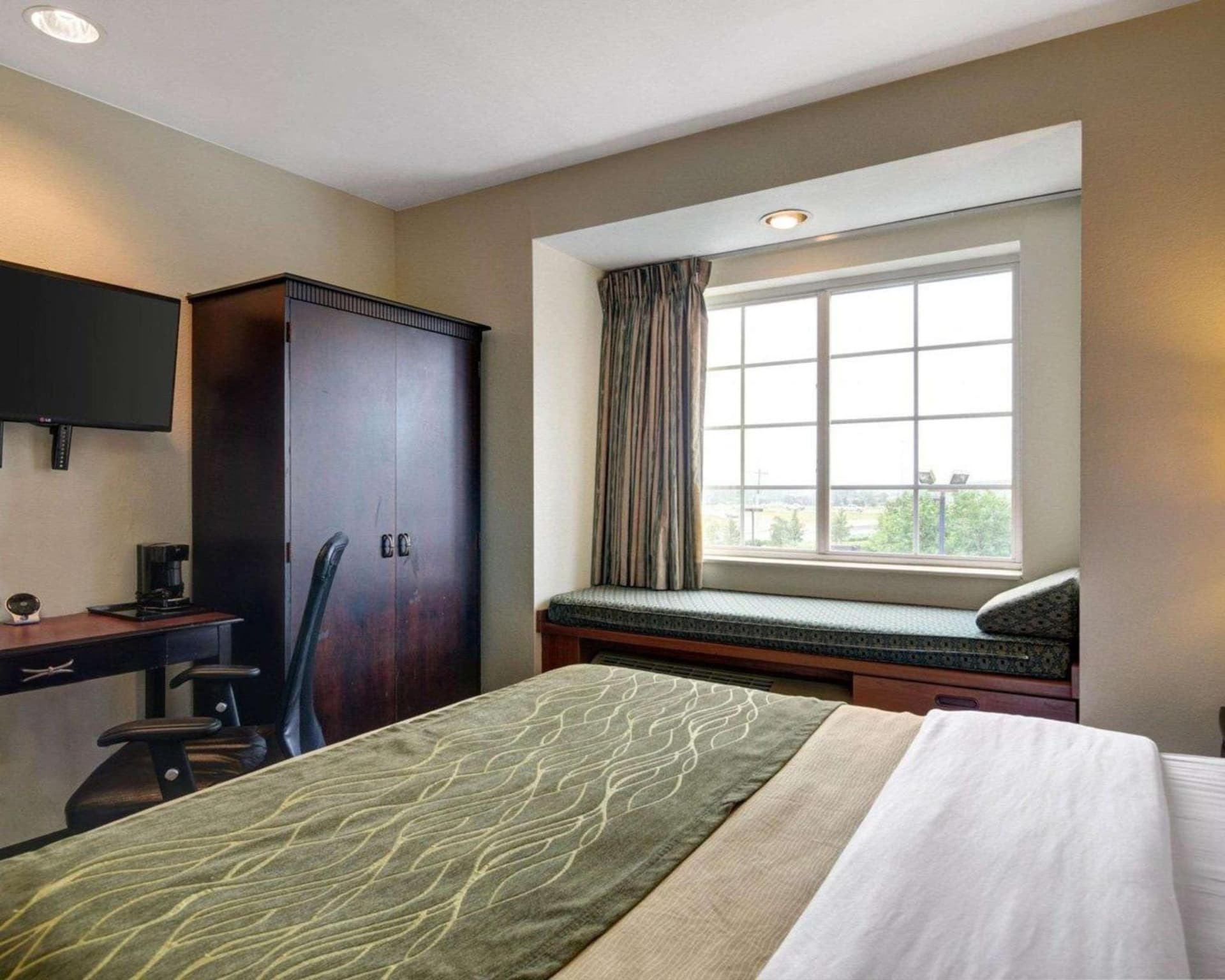 Spark by Hilton Sterling Dulles Airport interior in Sterling, VA — gallery photo 2