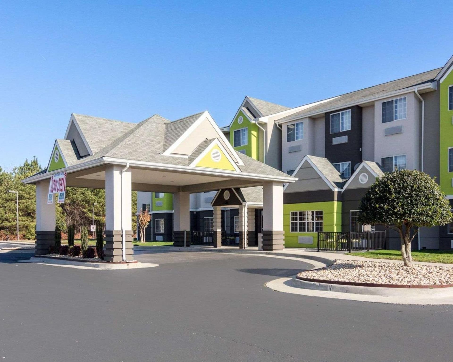 Quality Inn & Suites Ashland near Kings Dominion interior in Ashland, VA — gallery photo 2