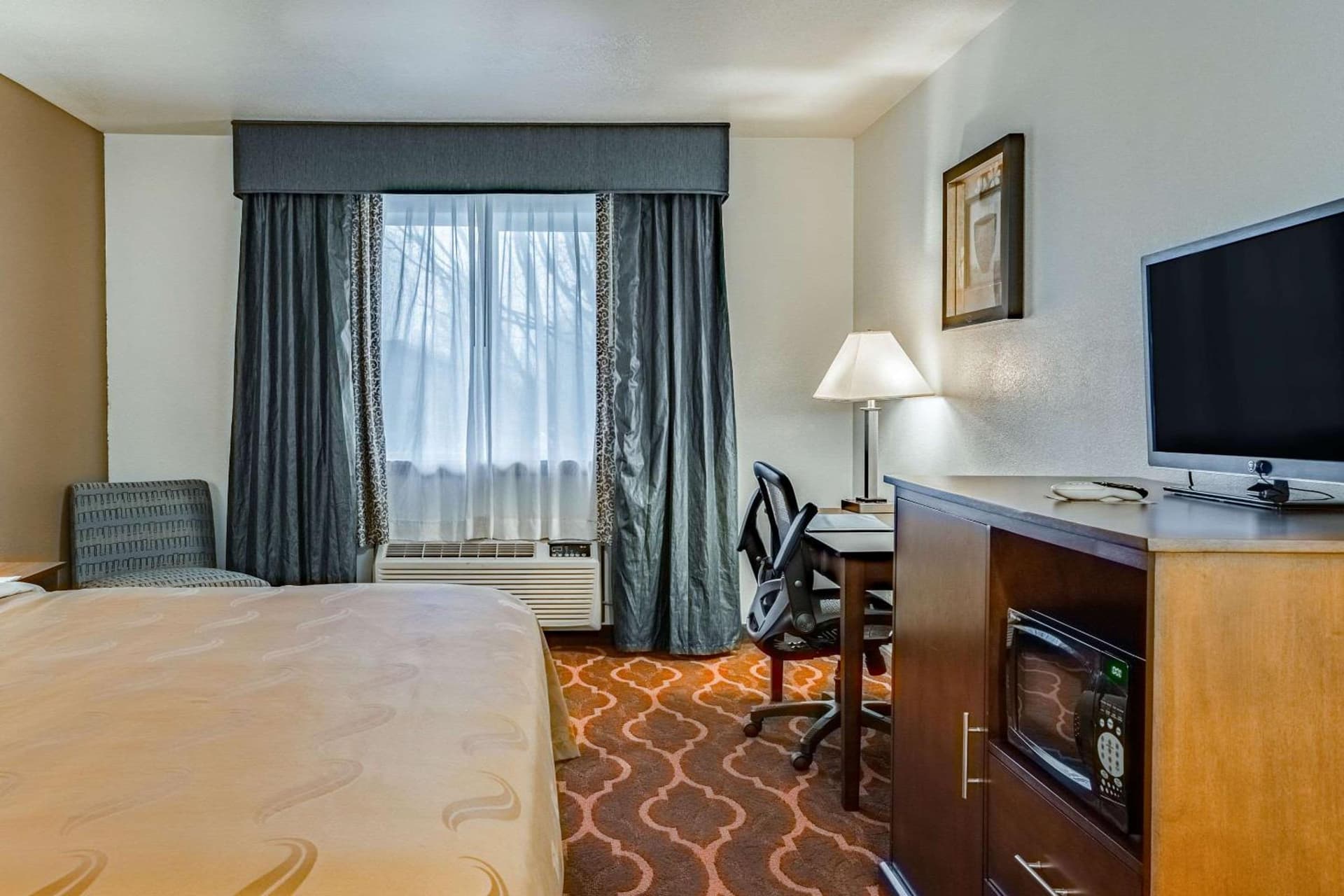 Quality Inn & Suites Vancouver North interior in Vancouver, WA — gallery photo 2