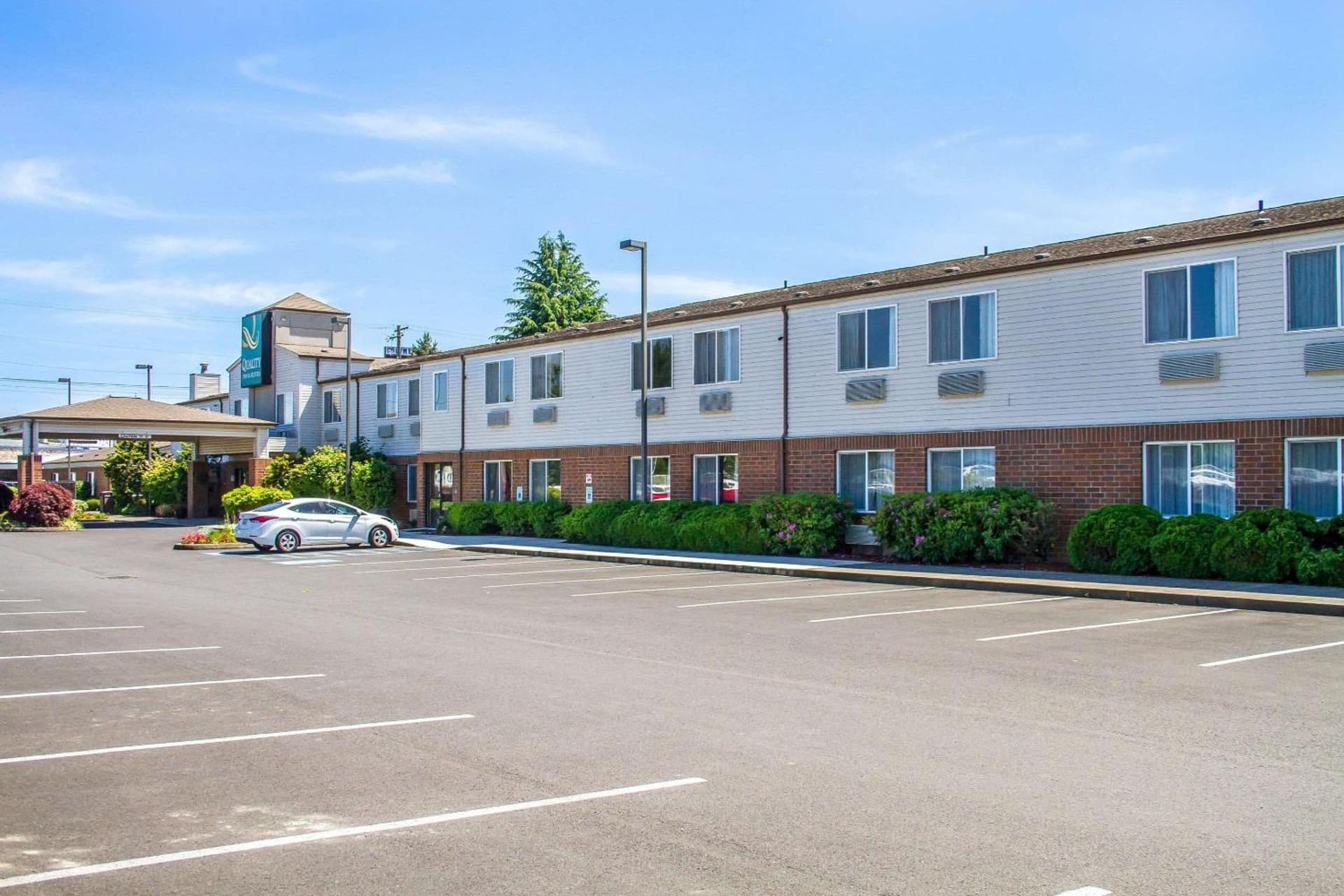 Quality Inn & Suites Longview Kelso interior in Longview, WA — gallery photo 2