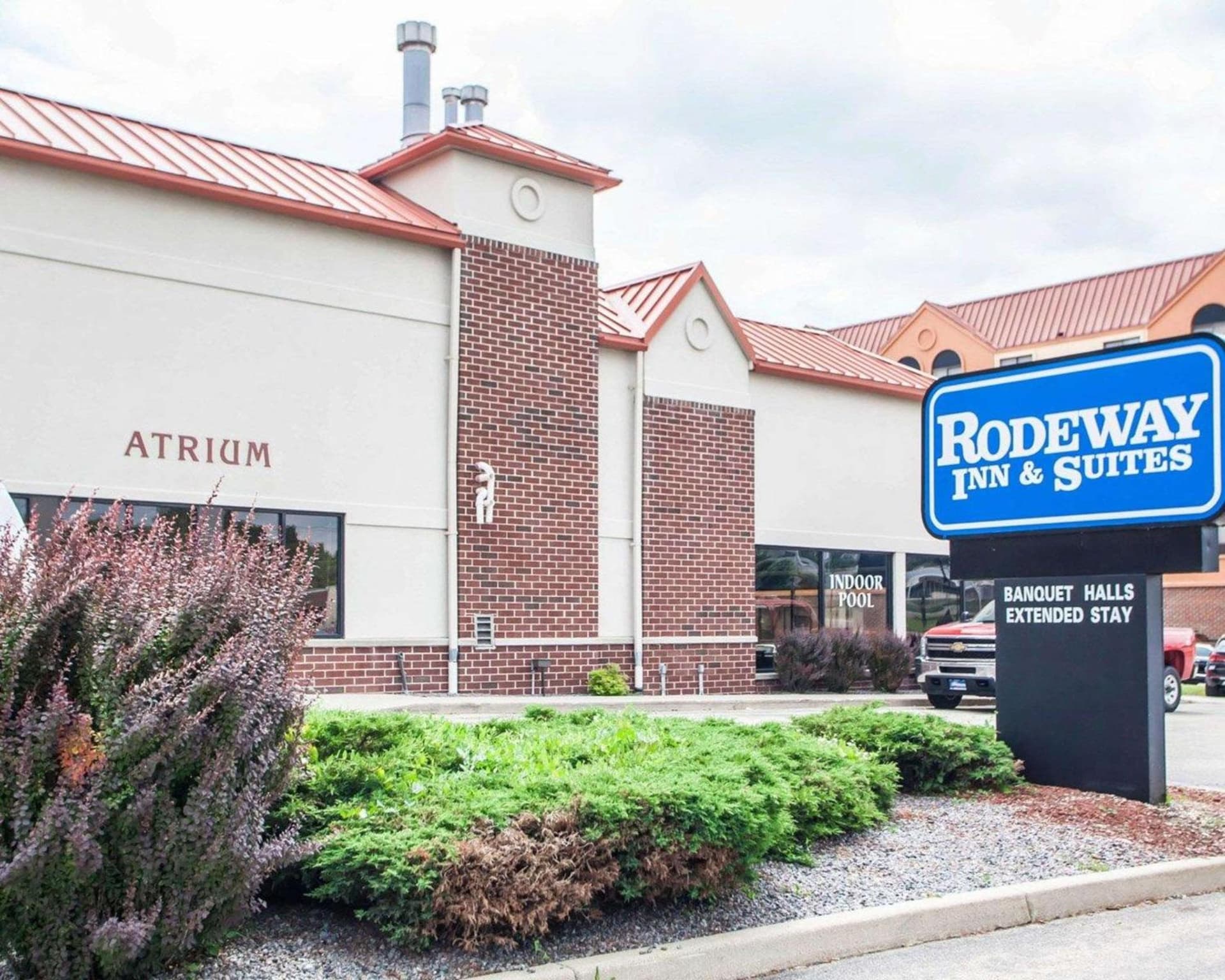 Rodeway Inn & Suites Milwaukee Airport featured exterior or lobby in Milwaukee, WI — similar hotel