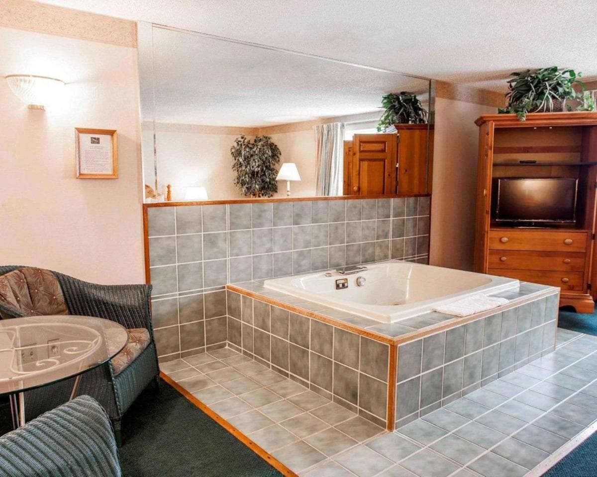 Quality Inn & Suites Bremerton near Naval Shipyard gallery photo in Bremerton, WA — image 36