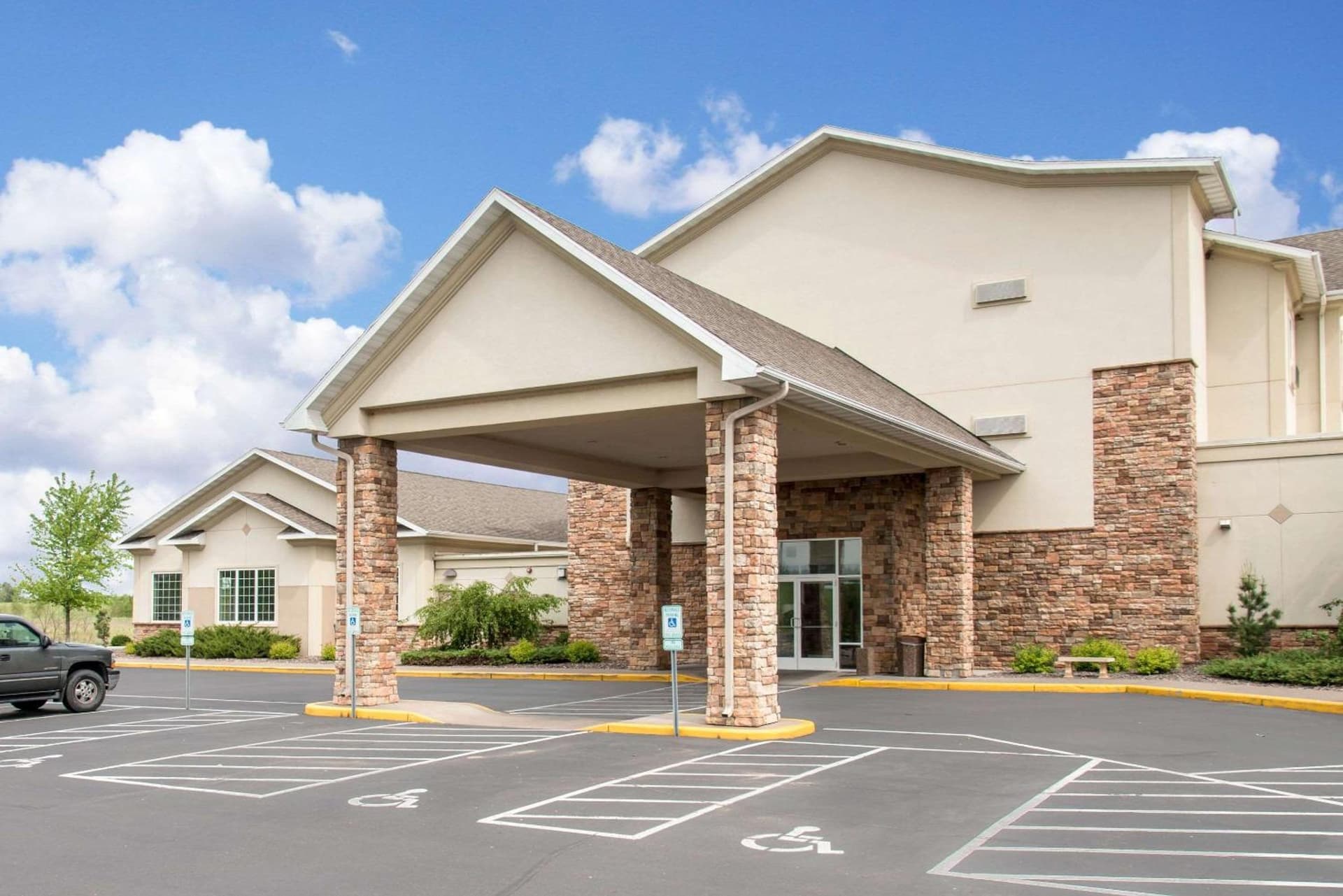 Sleep Inn & Suites Conference Center Eau Claire North property views in Union, WI — gallery photo 3