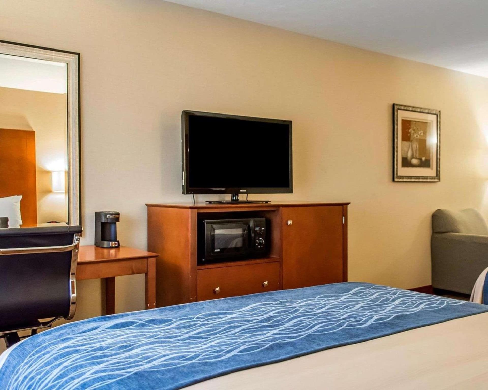 Comfort Inn & Suites Franklin East property views in Franklin, KY — gallery photo 3