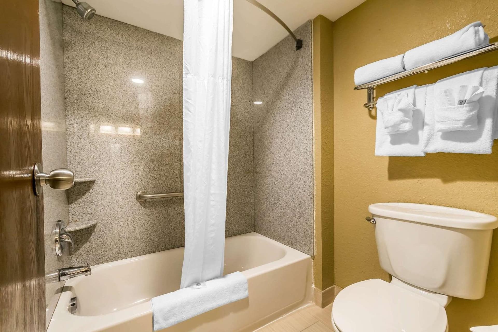 Comfort Inn & Suites Lexington - Hamburg I-75 property views in Lexington, KY — gallery photo 3